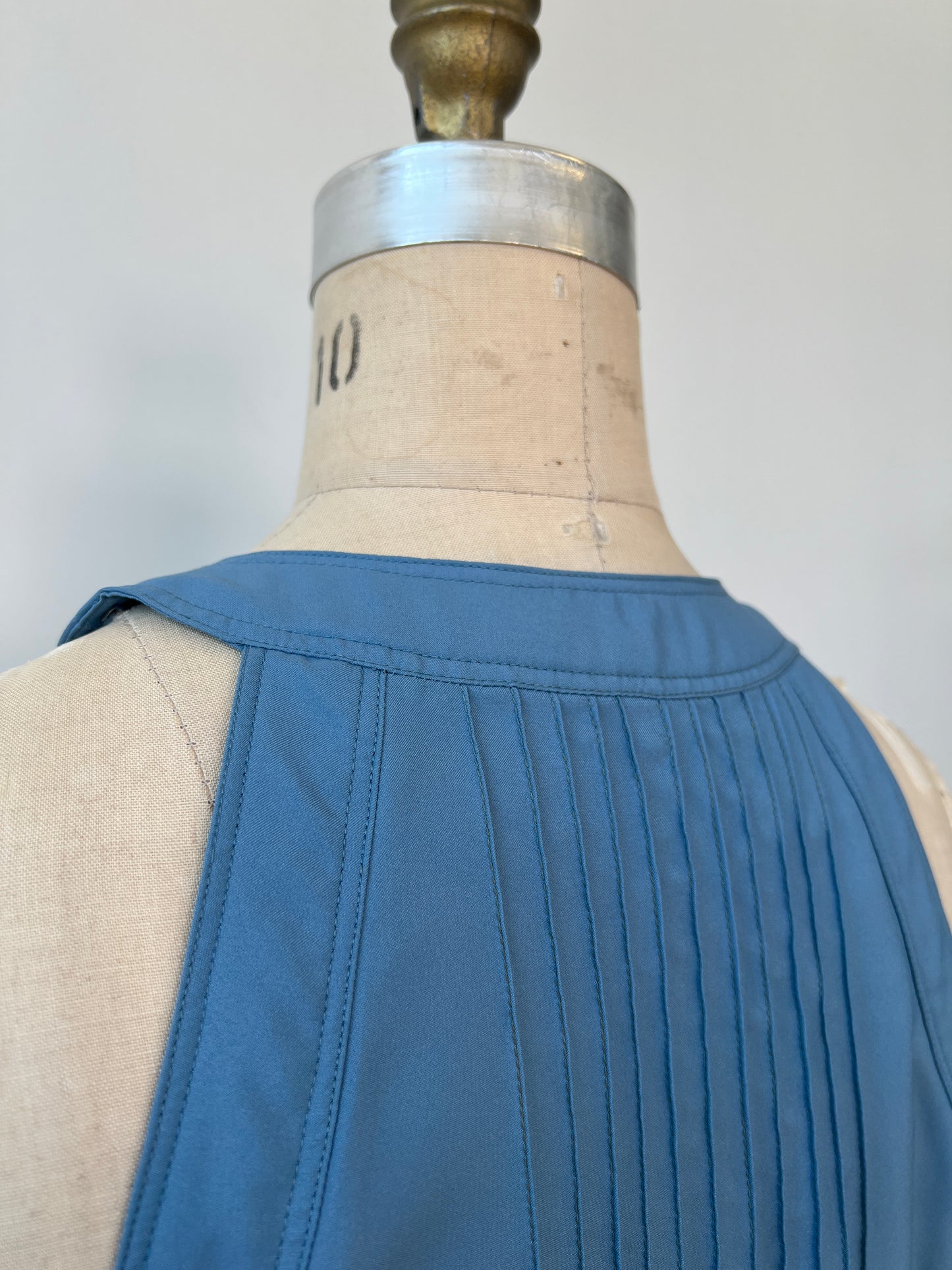 Robe bleu acier à boutons effet bois (S)