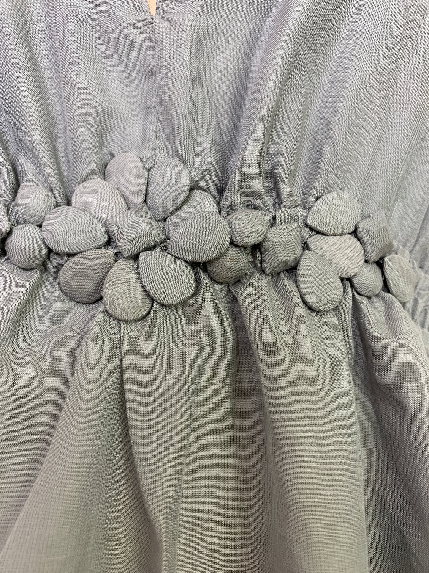Robe en coton et soie grise à taille de pierres