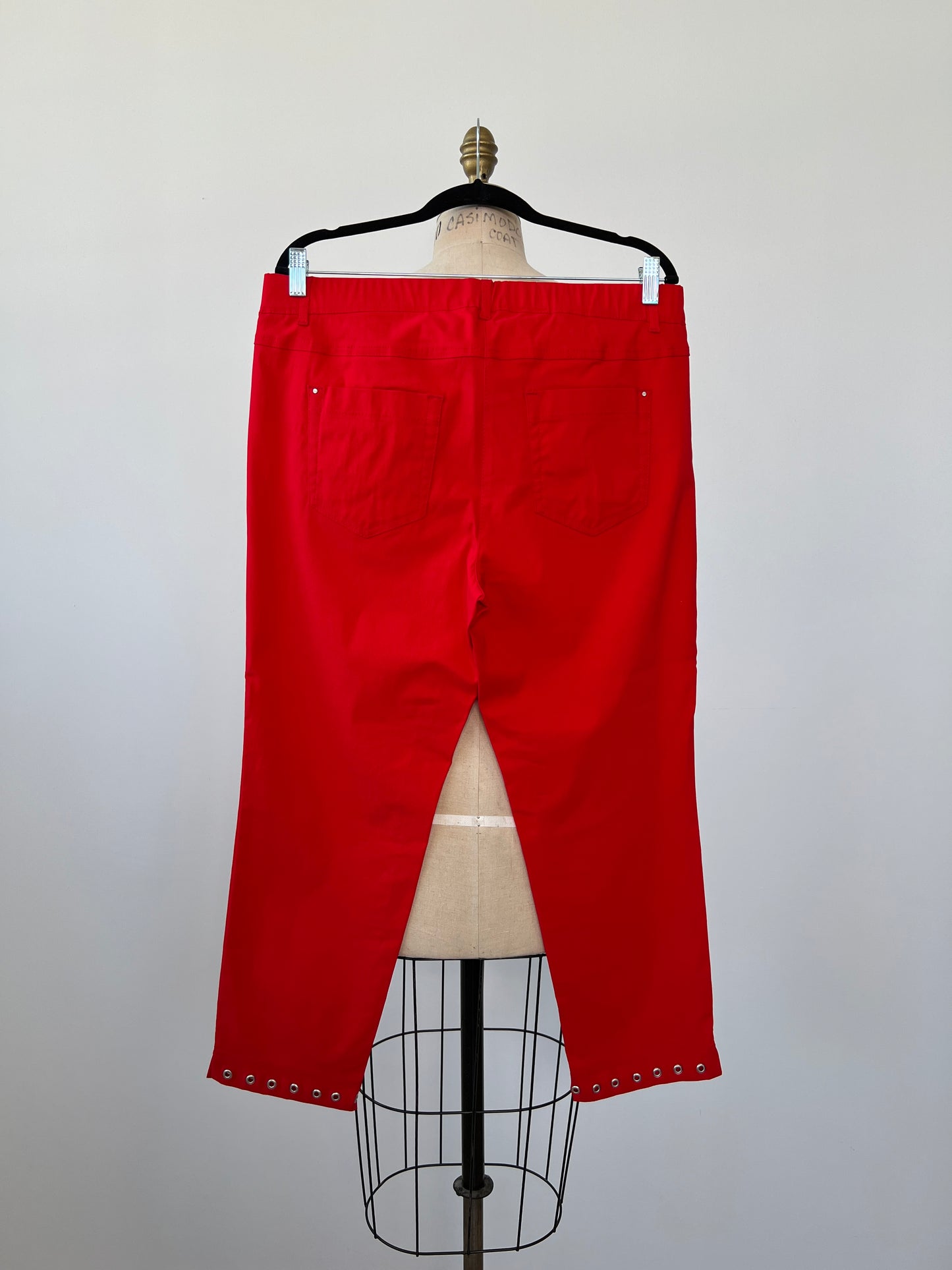Pantalon extensible rouge à ourlets oeillets (16/18)