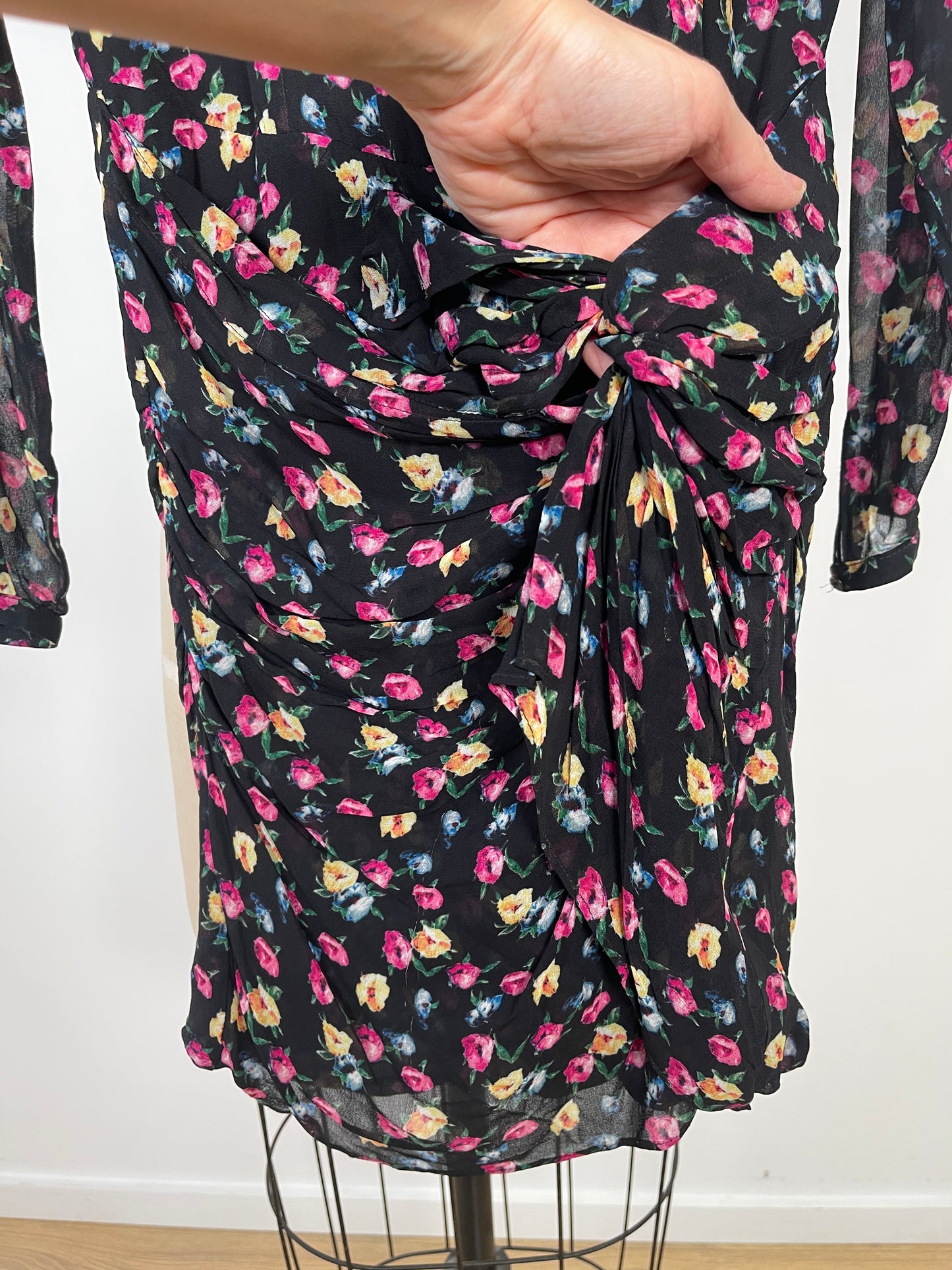Robe cintrée noire à jeu de drapés en mousseline à imprimé floral (2)