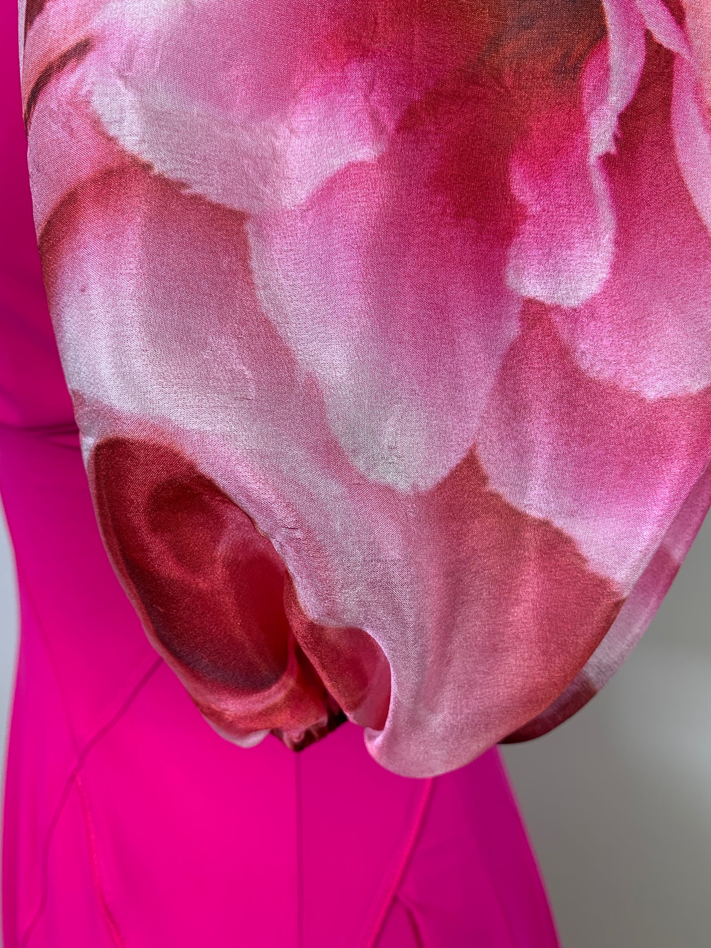 Robe sport chic rose à manches florales bouffantes