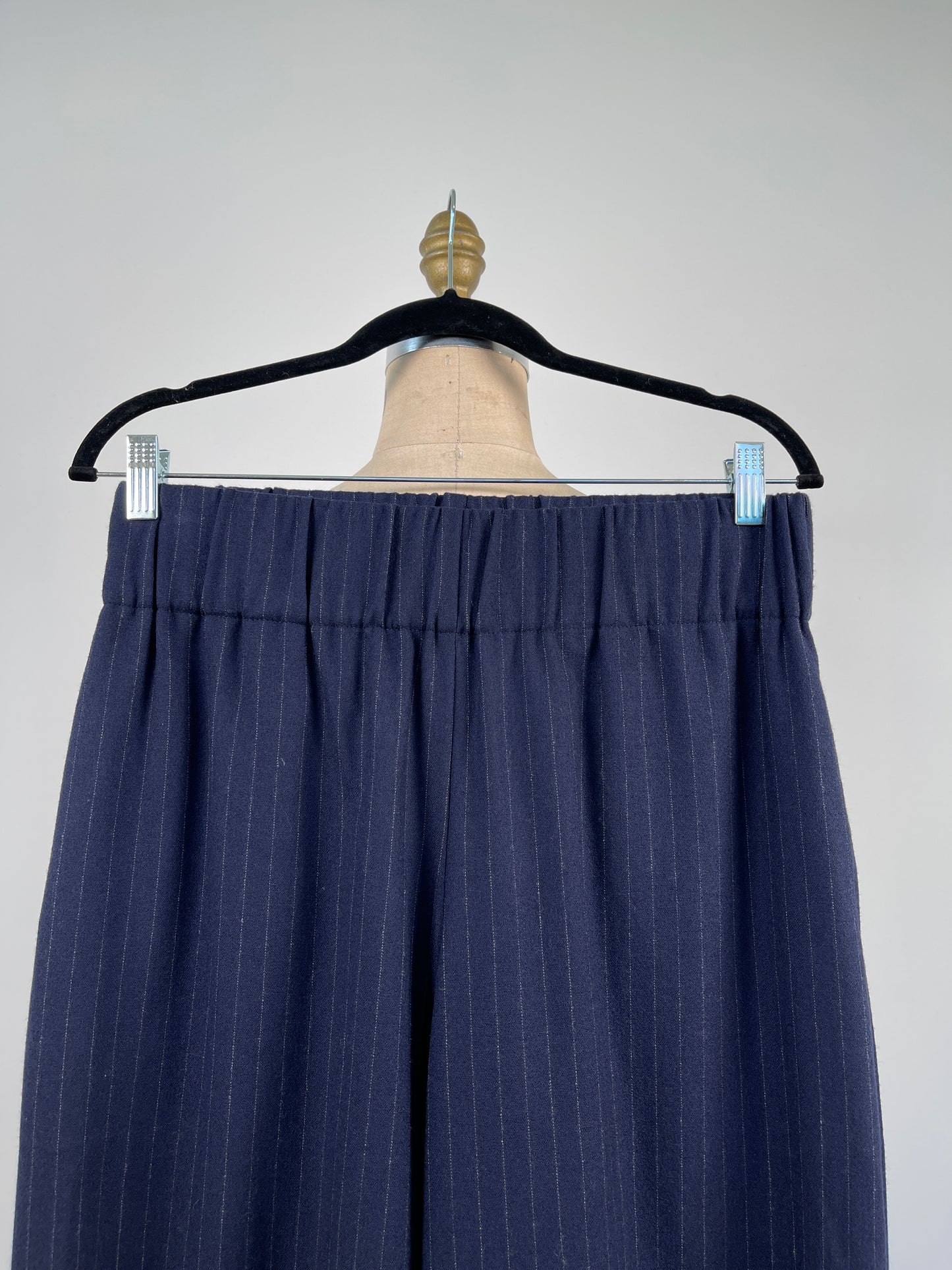 Pantalon large en flanelle pure laine vierge marine à fines rayures (S/M)