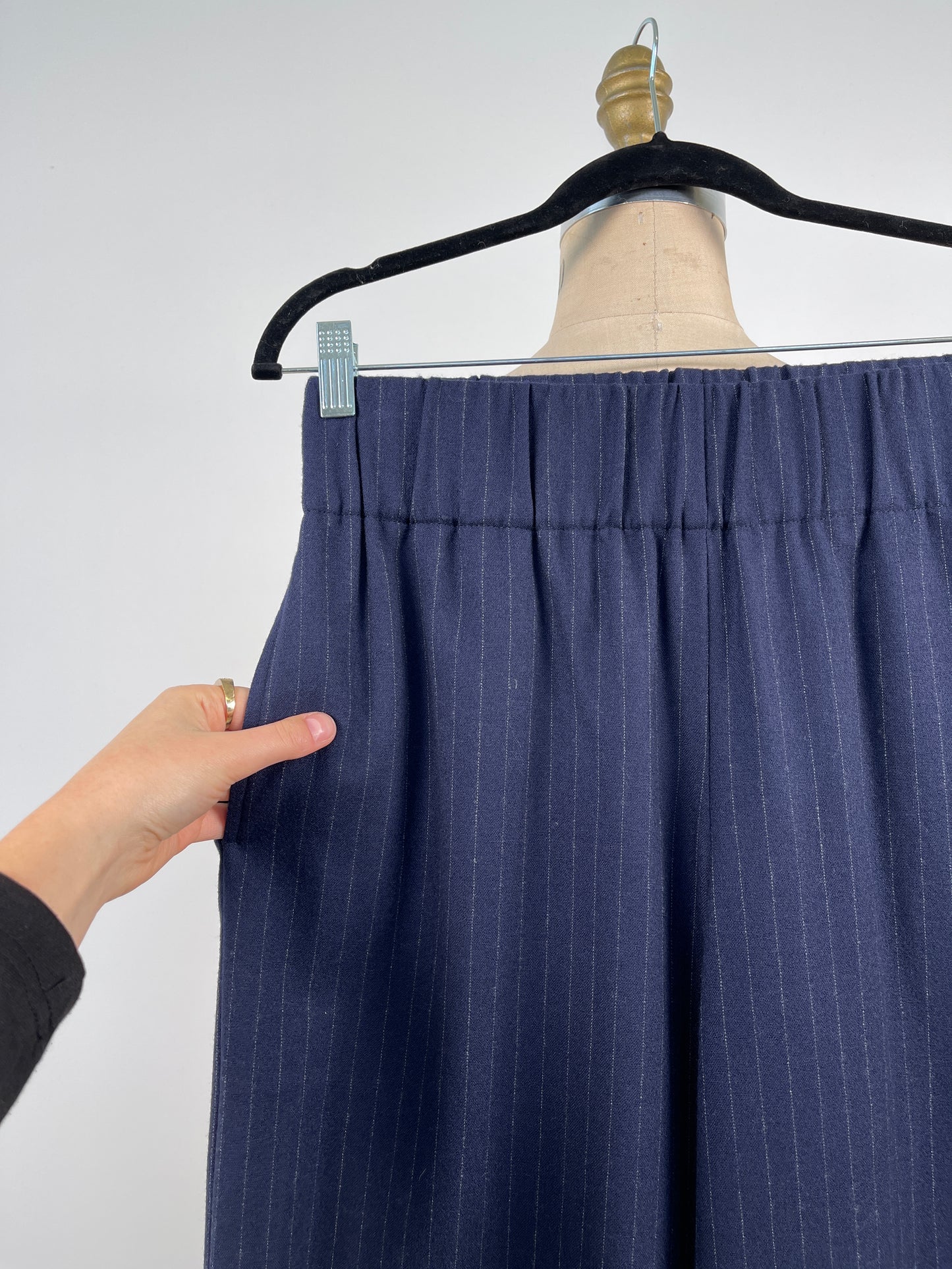 Pantalon large en flanelle pure laine vierge marine à fines rayures (S/M)