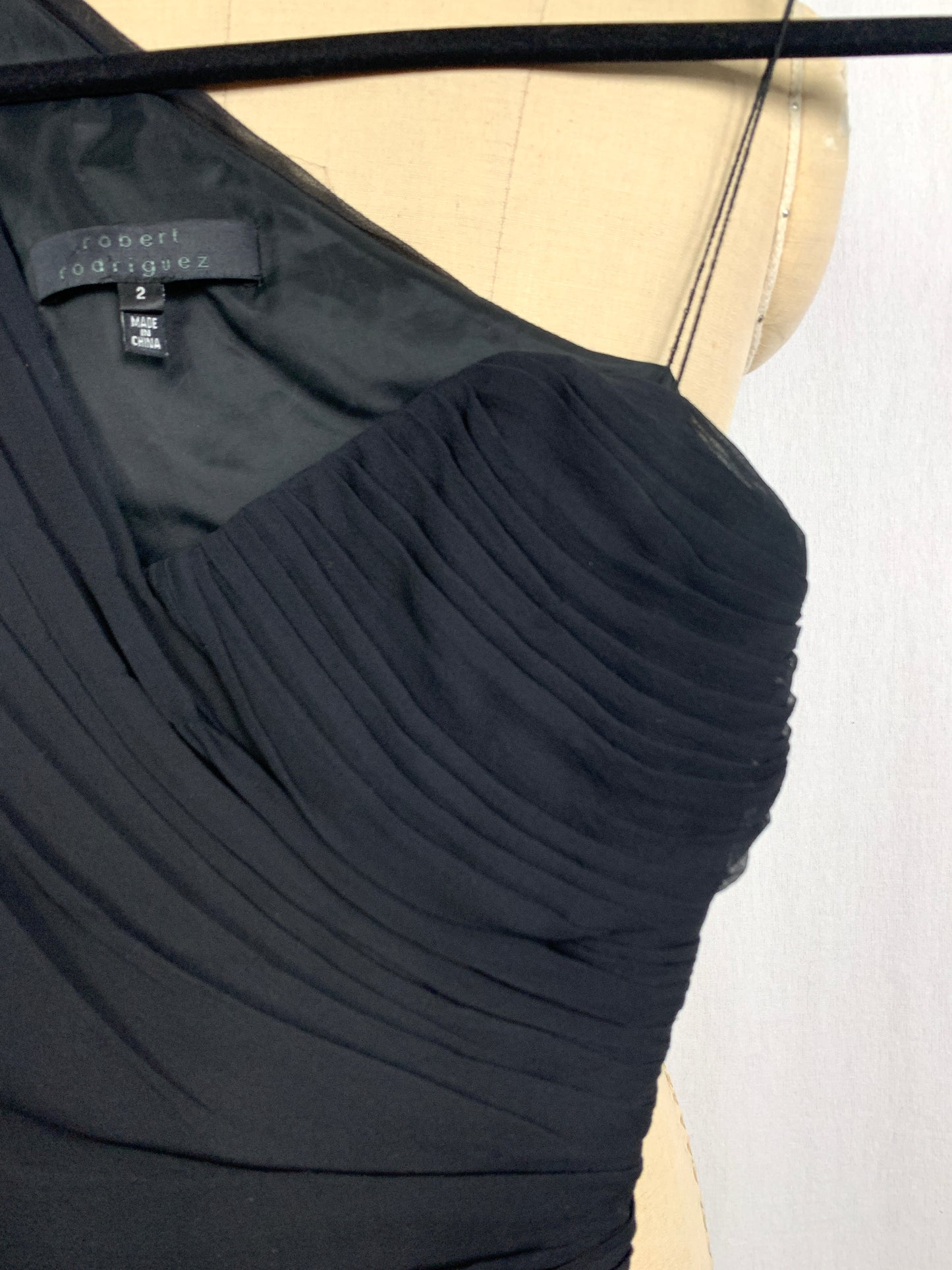 Robe cocktail en soie noire drapée