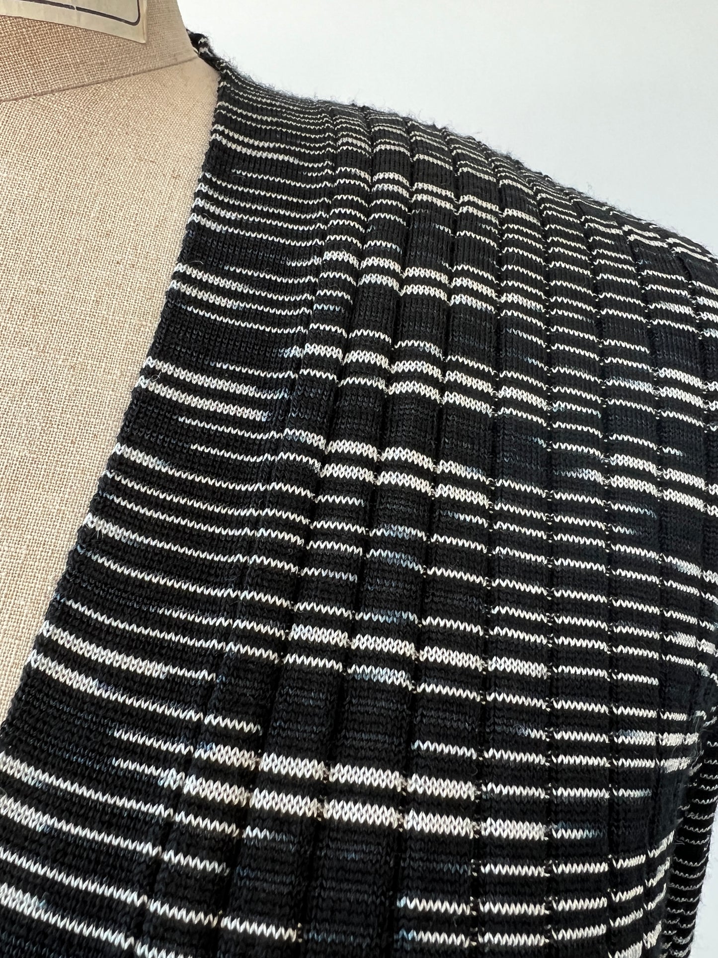 Veste luxueuse en tricot à rayures noir et blanc (S)