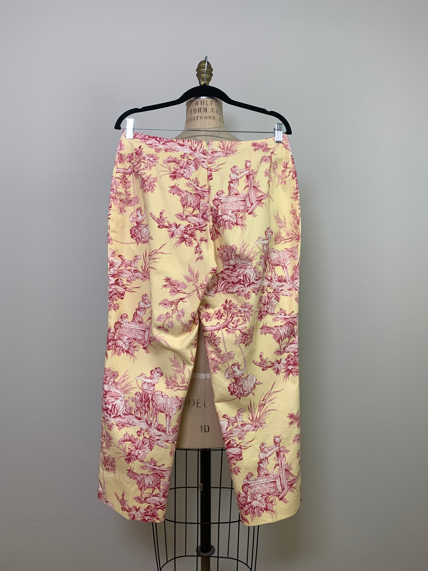 Pantalon jaune à motif de berger rose