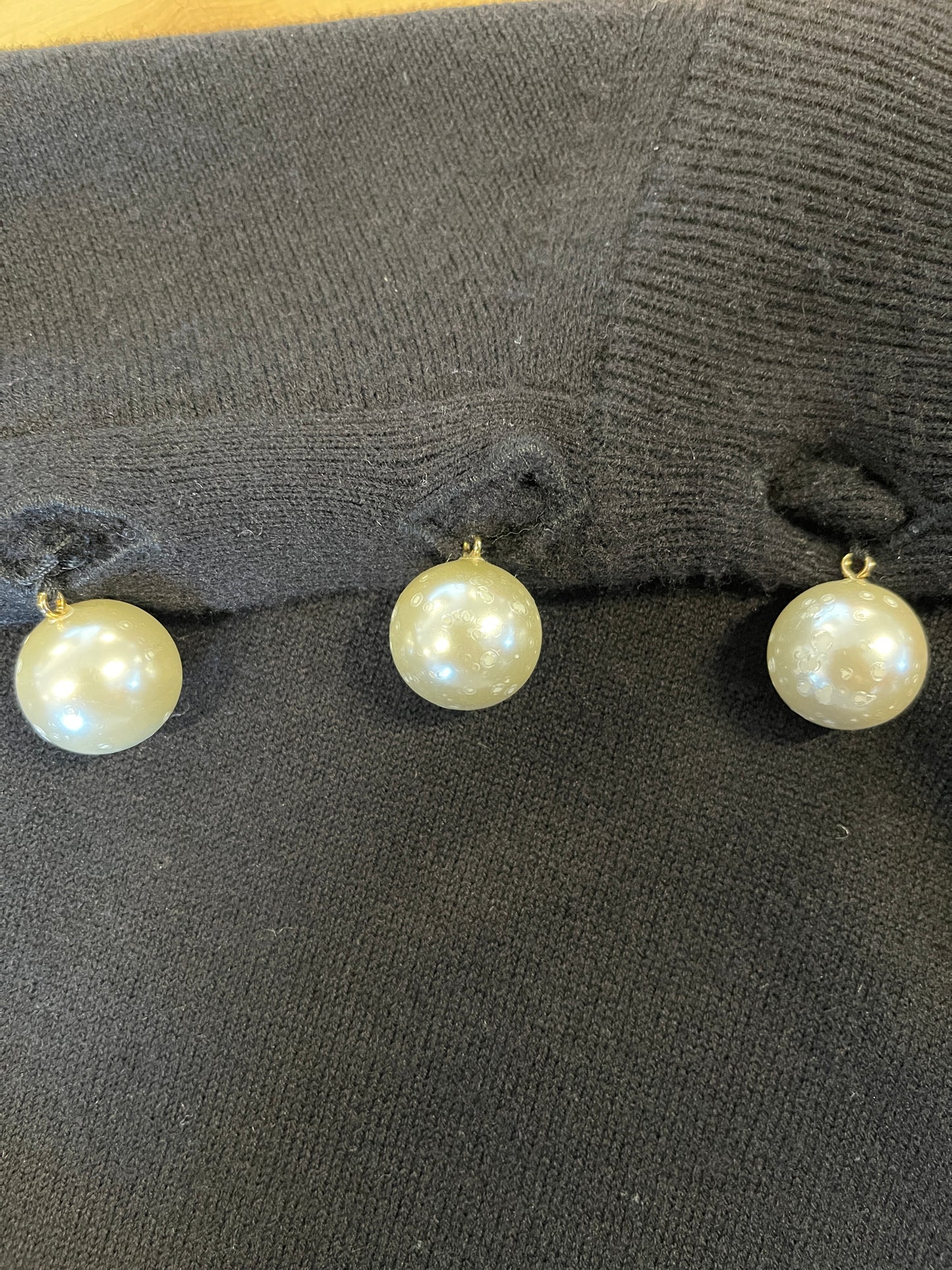 Chandail noir à dentelle et perles surdimensionnées (M)