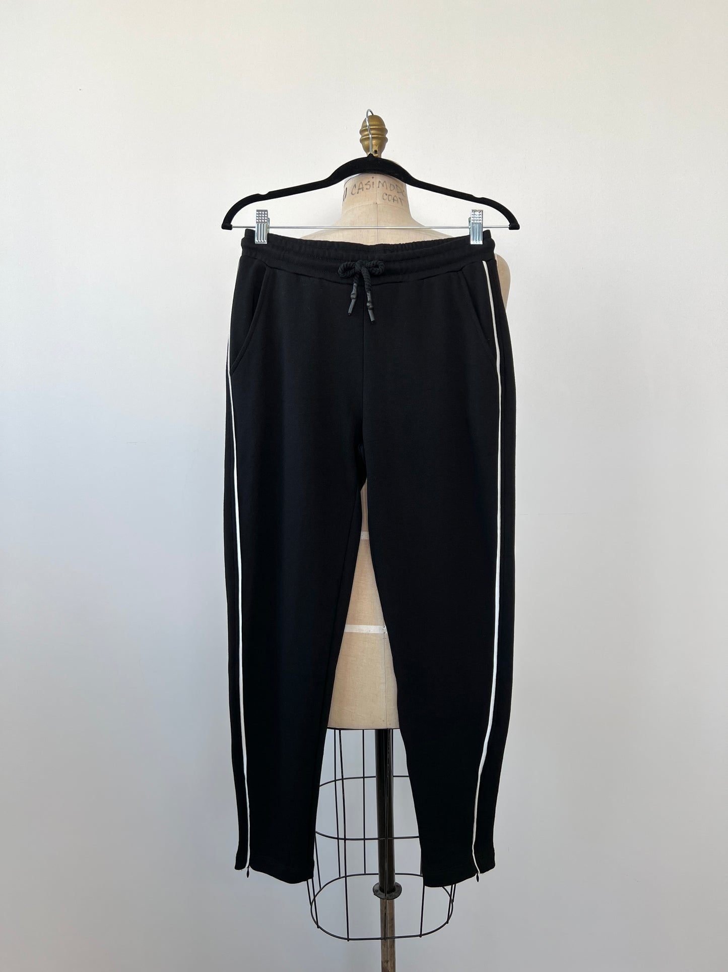 Pantalon jogger noir à galons blancs (S)