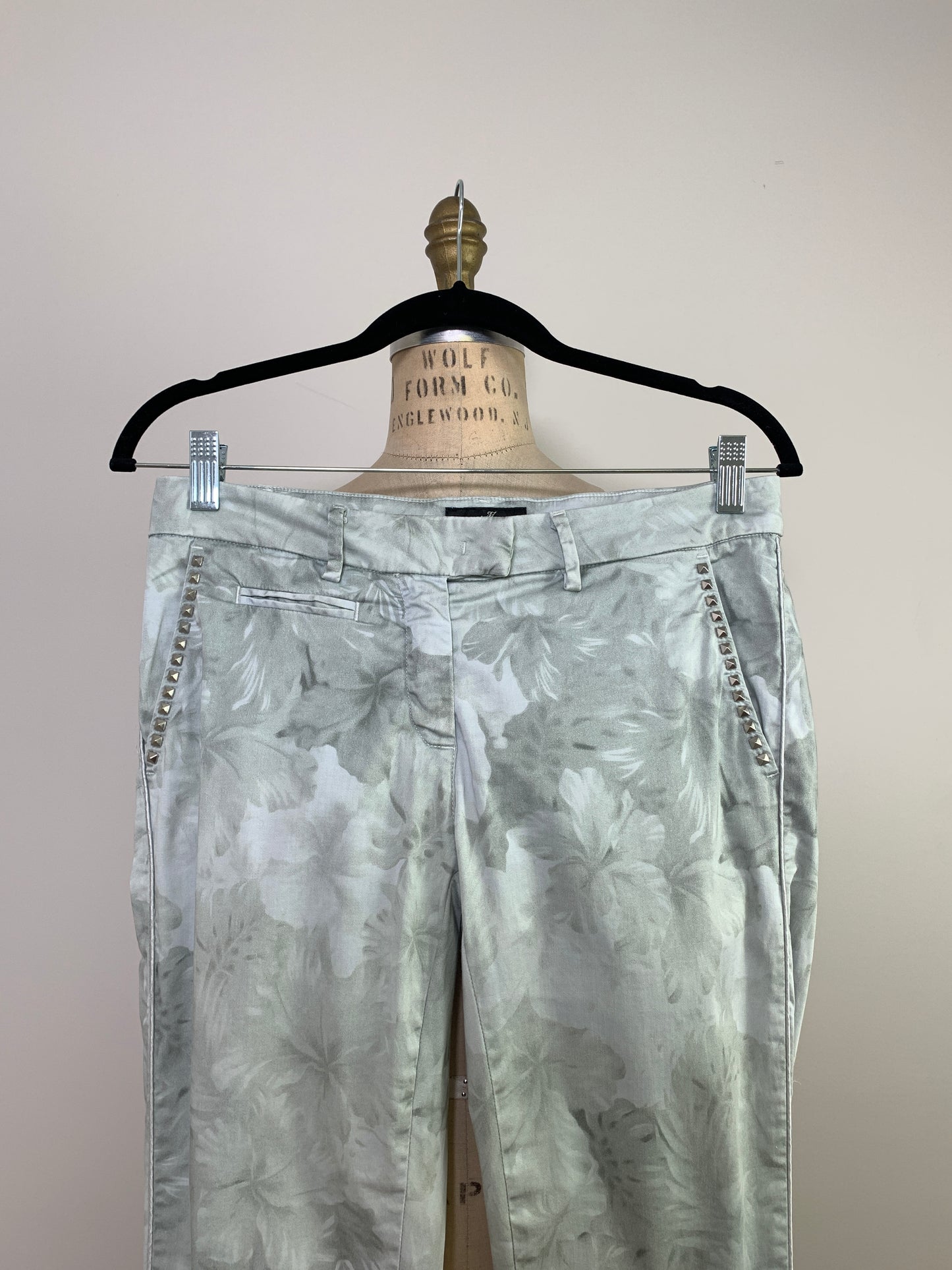 Pantalon droit en coton extensible à imprimé de feuilles