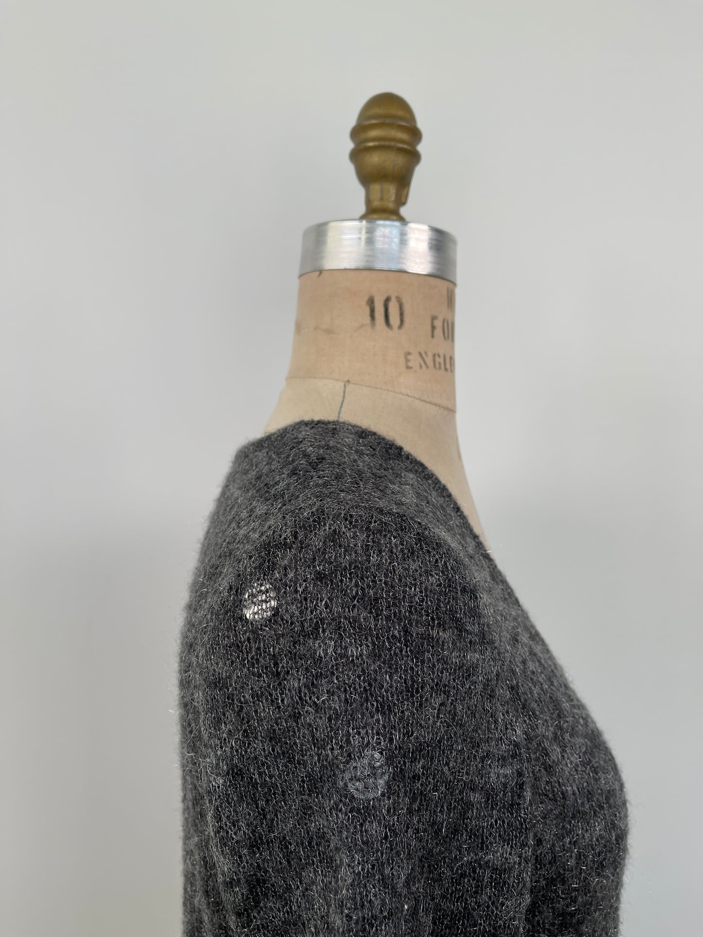Chandail charbon en tricot de laine à pois miroir (M)