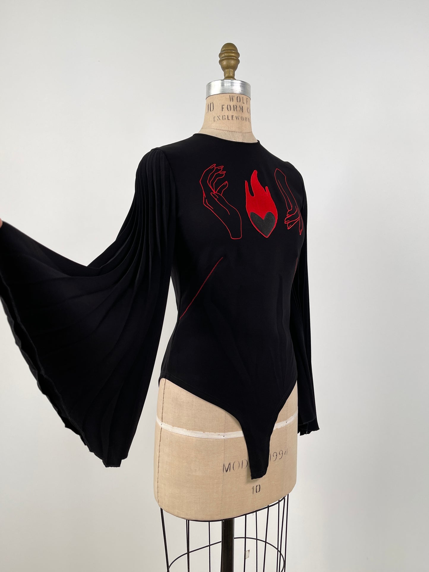Bodysuit noir à broderies rouge et manches pagode plissées lavable (S)