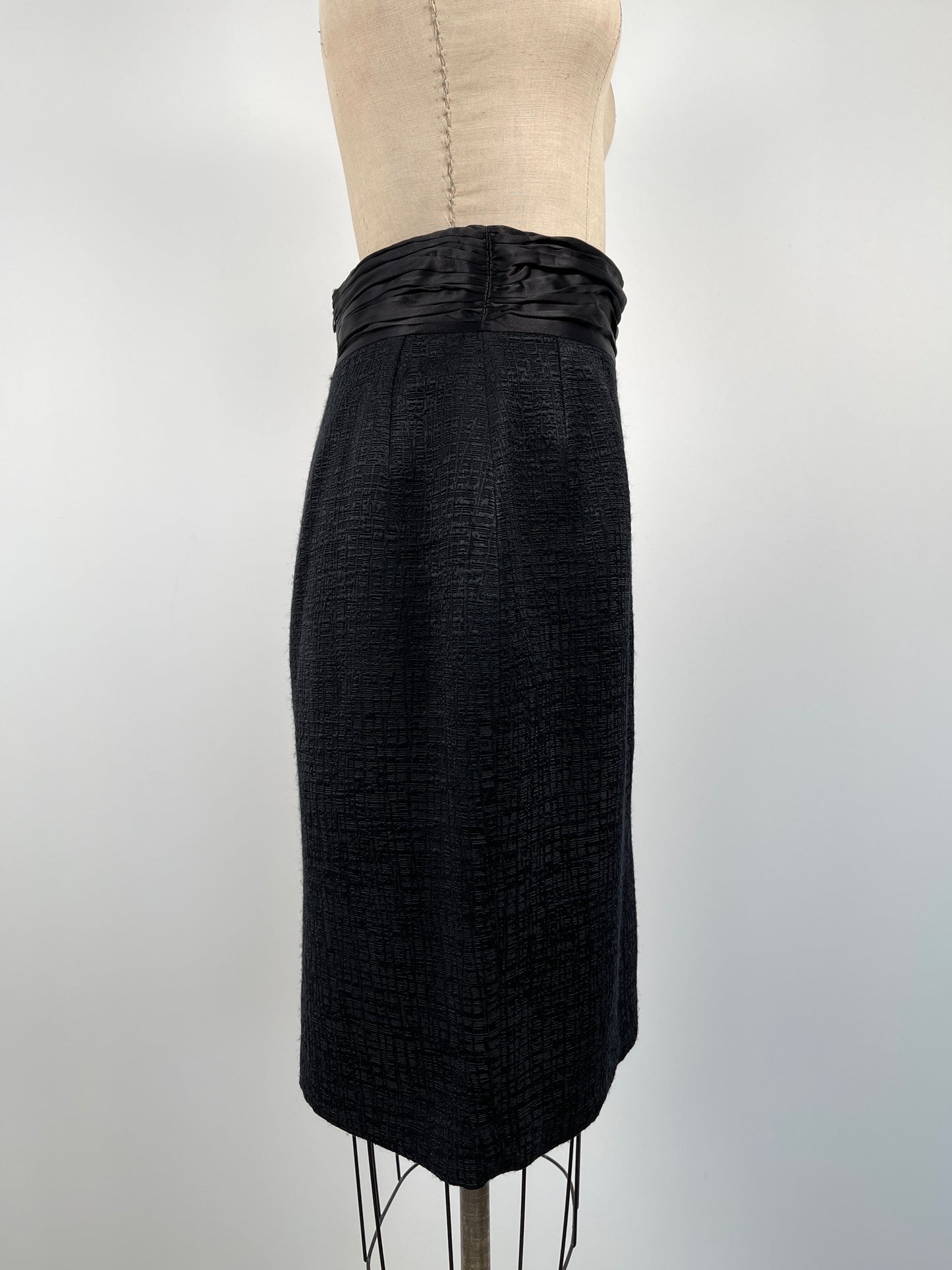 Jupe noire texturée à taille de satin plissé (M)