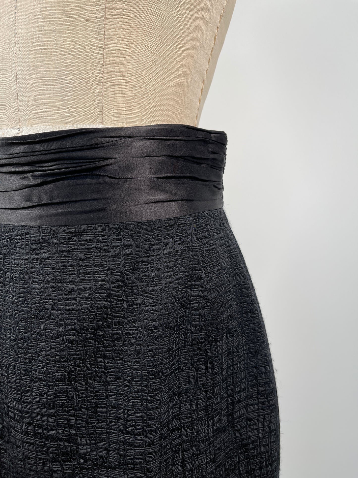 Jupe noire texturée à taille de satin plissé (M)