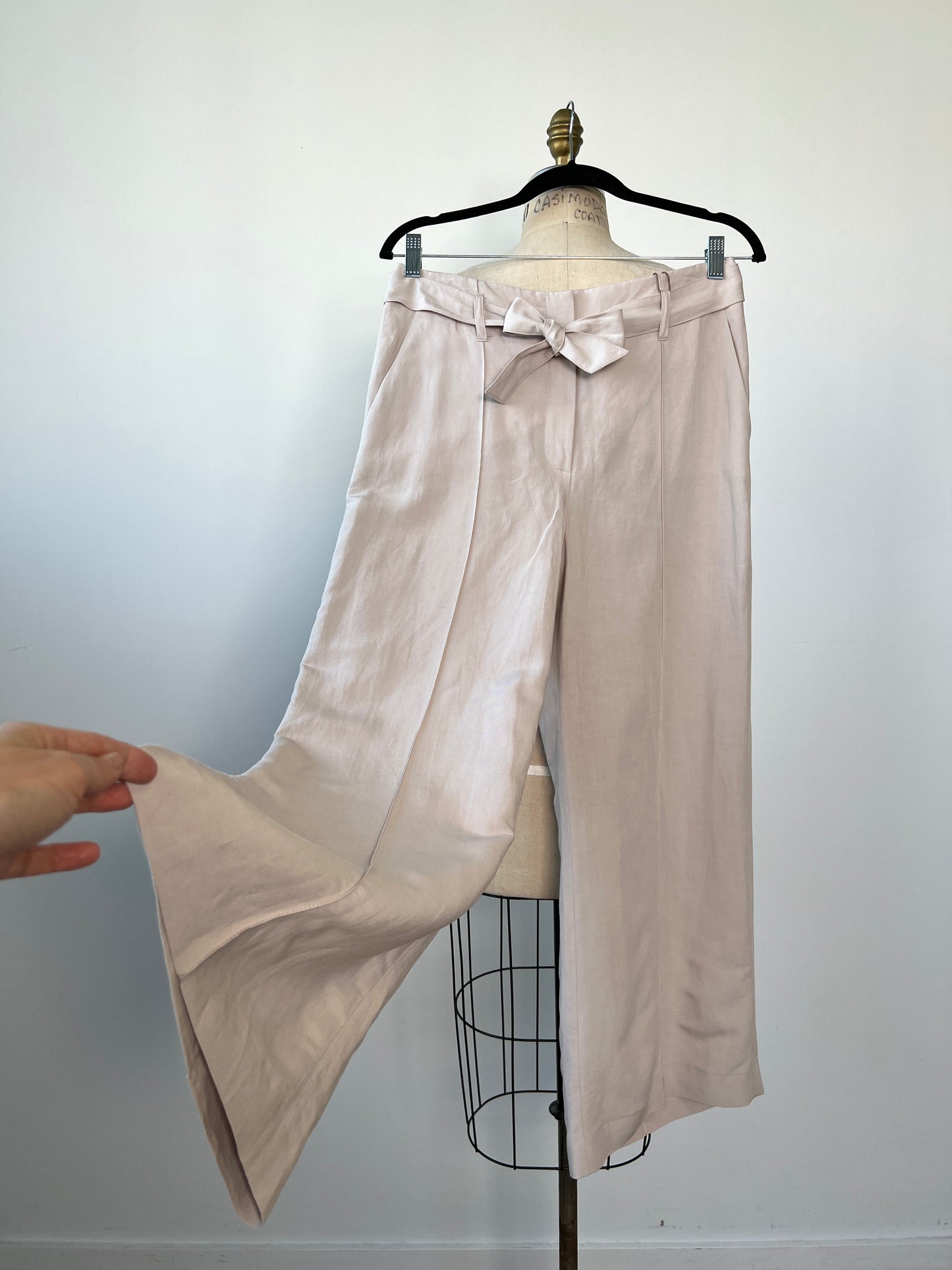 Pantalon amande ample à taille haute (8)