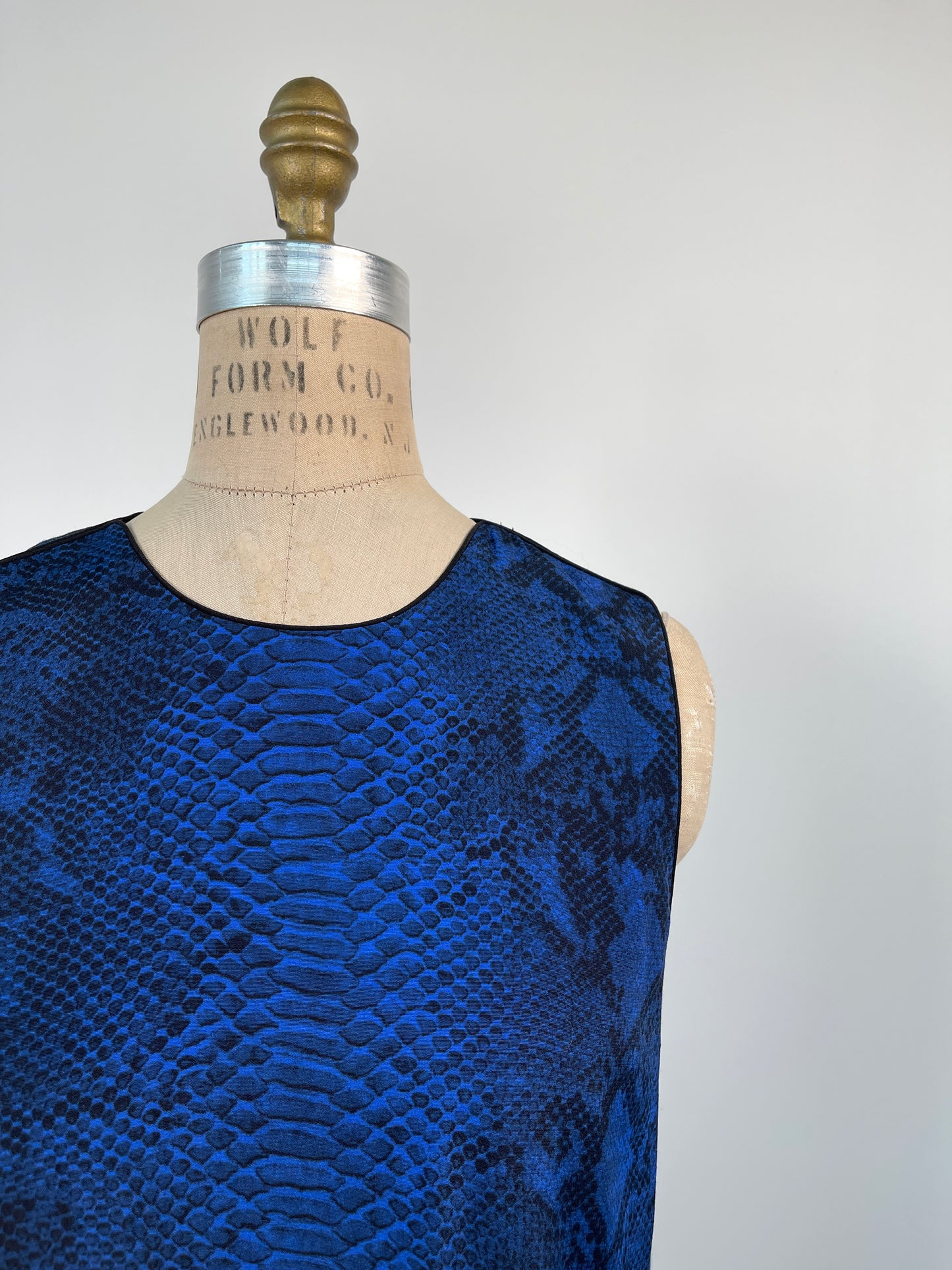 Robe sans manches à imprimé serpent bleu (XS/S)