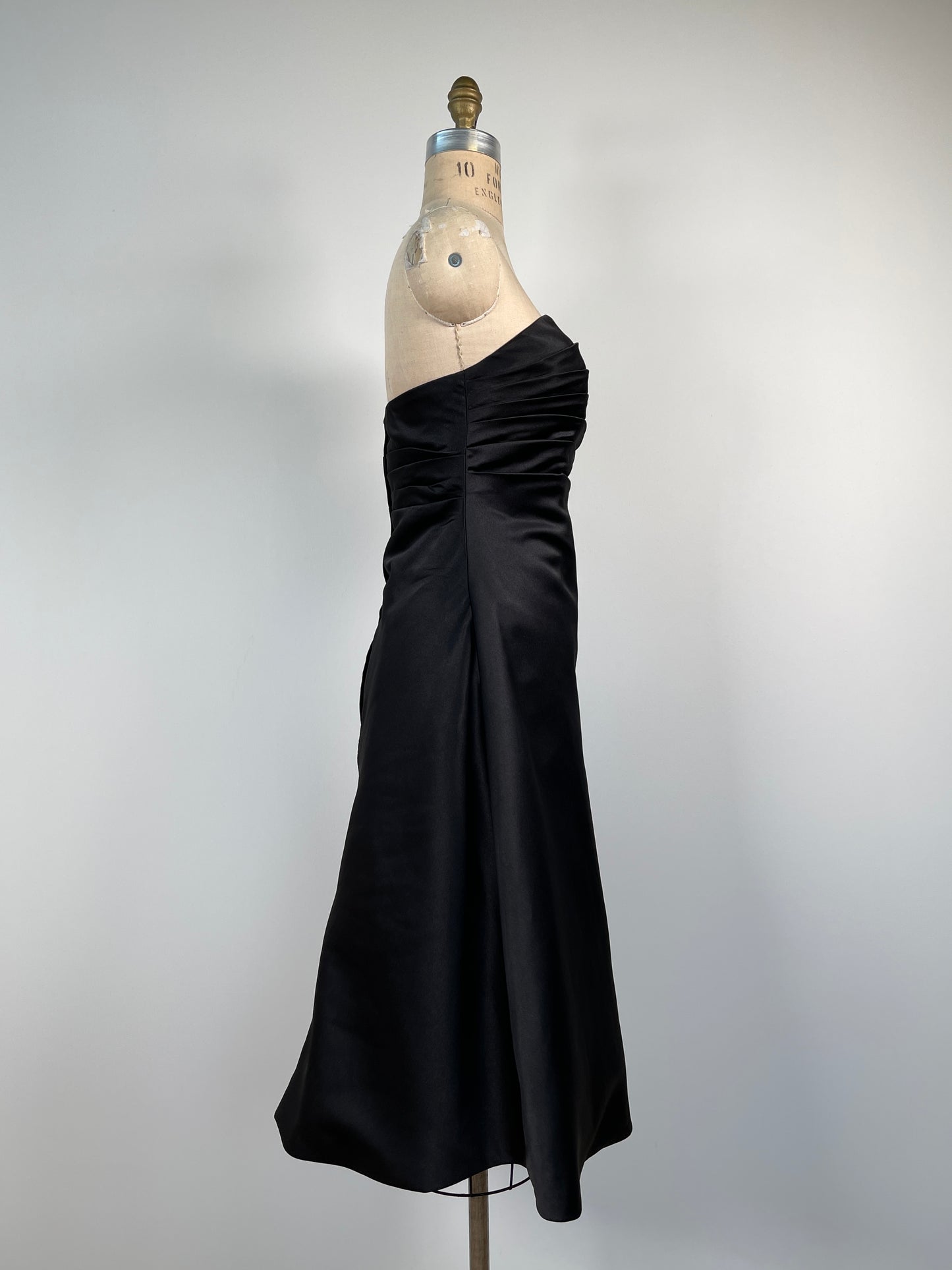 Robe bustier noir lustré à haut drapé  (6)