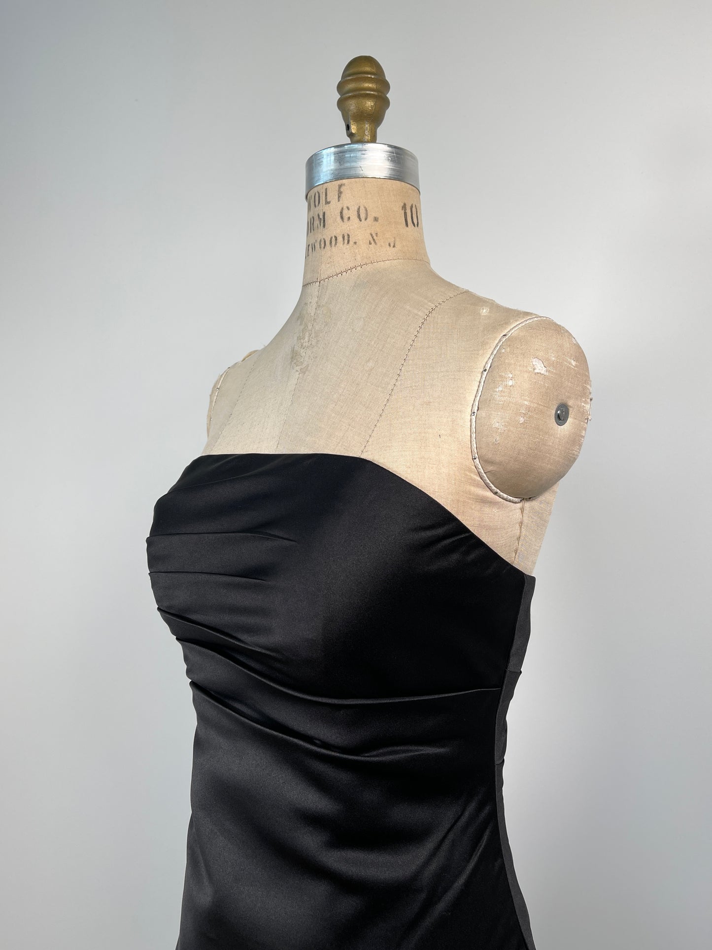 Robe bustier noir lustré à haut drapé  (6)