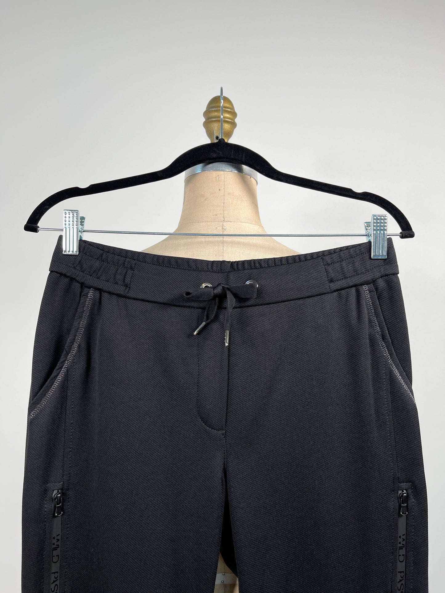 Pantalon jogger noir à fermetures éclair décoratives lavable (S/M-L)