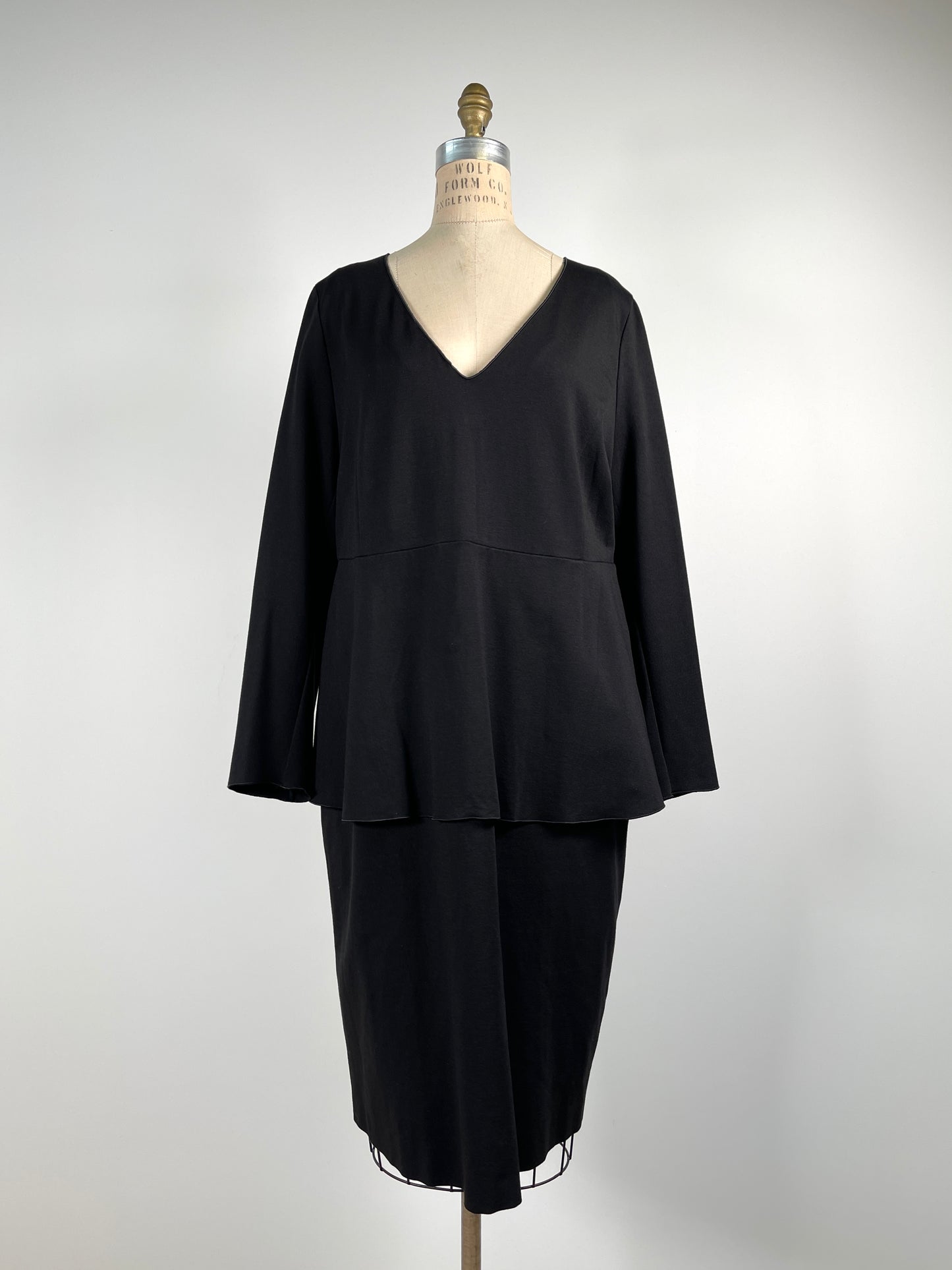 Robe en jersey noire à décolleté en V et basque lavable (XL)
