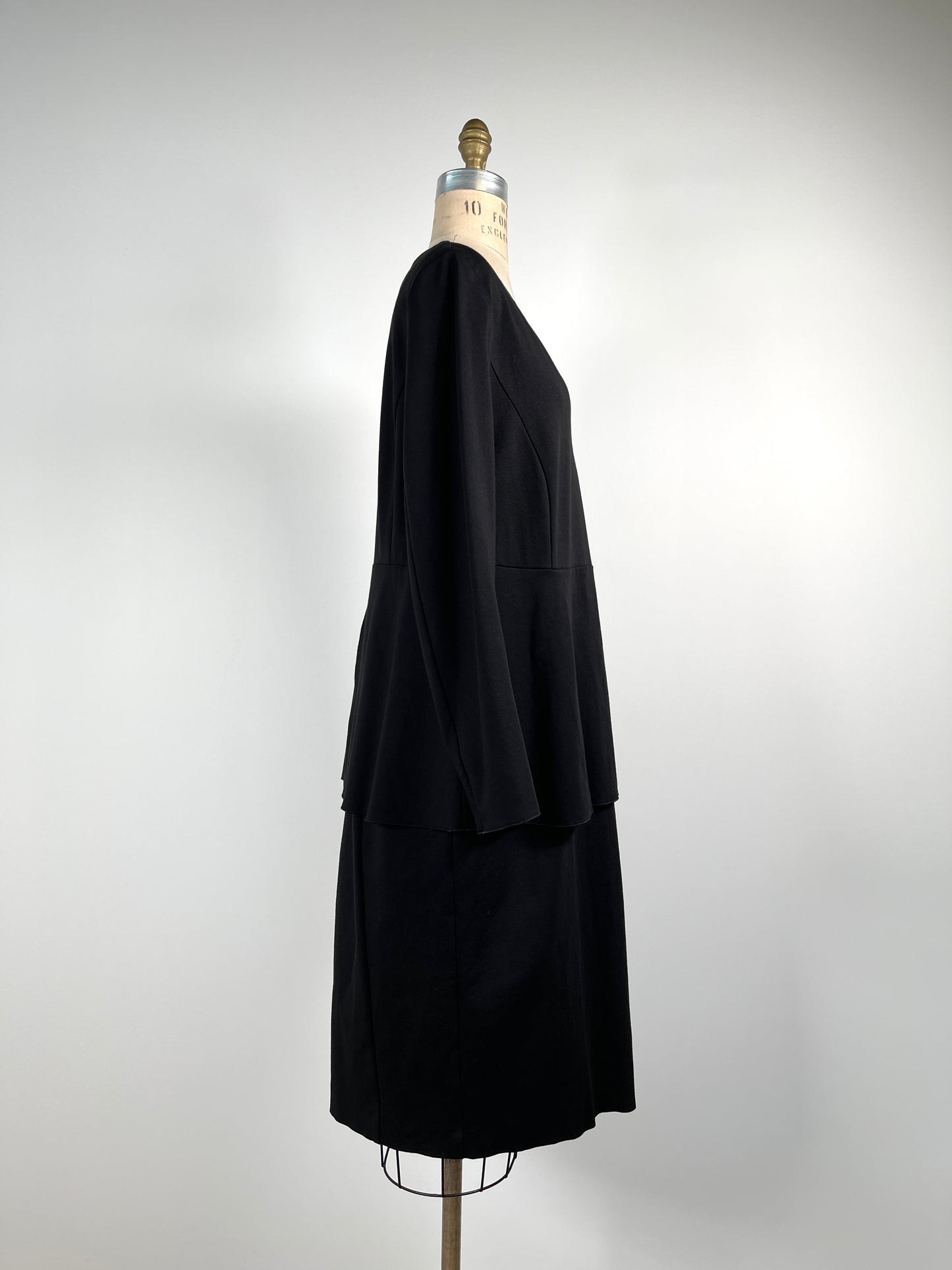 Robe en jersey noire à décolleté en V et basque lavable (XL)