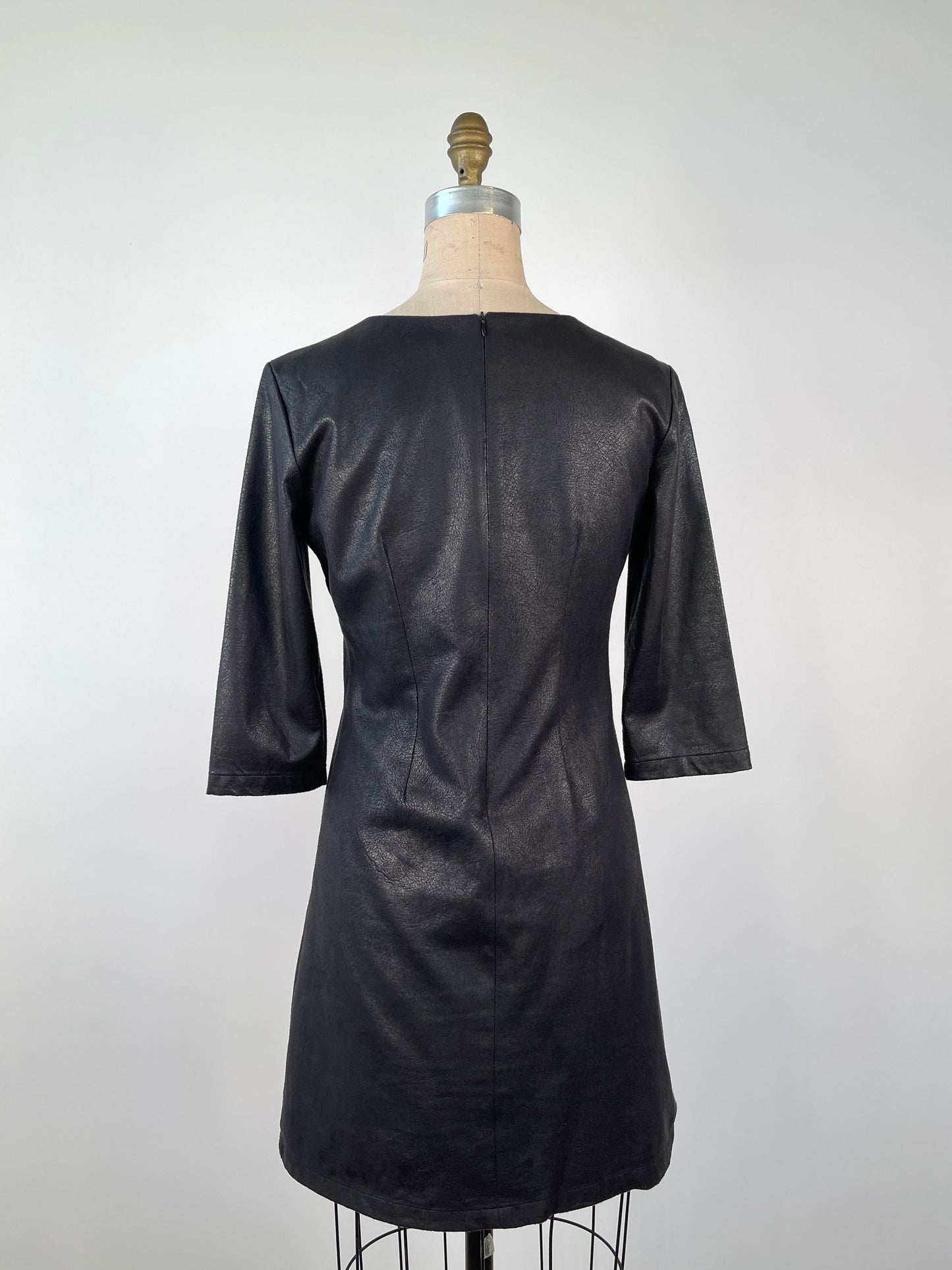 Robe noire ajustée à col V en faux cuir métallisé lavable (XS)