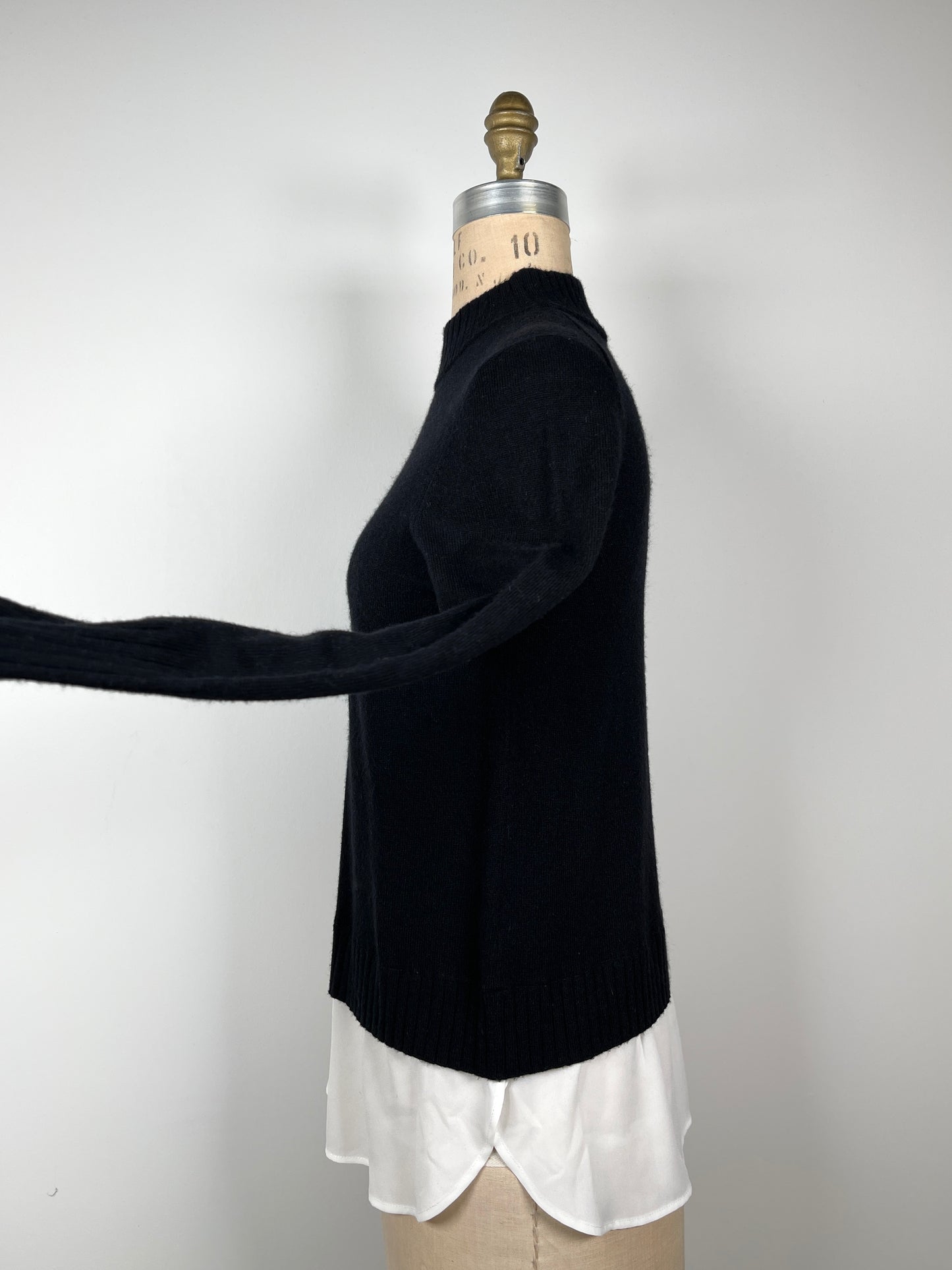 Chandail noir en tricot à base de chemisier blanc intégré (S)