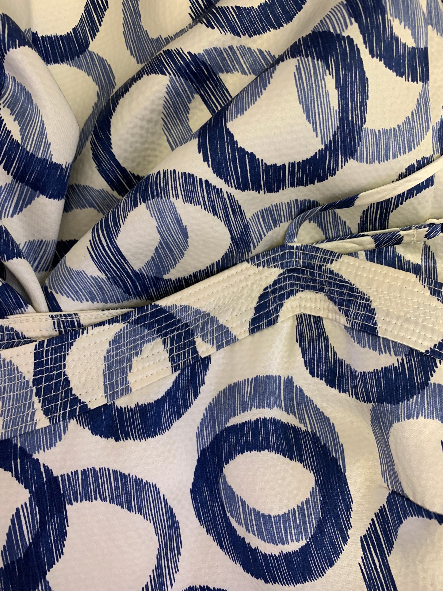 Robe en soie gaufrée à imprimé anneaux bleus (6)