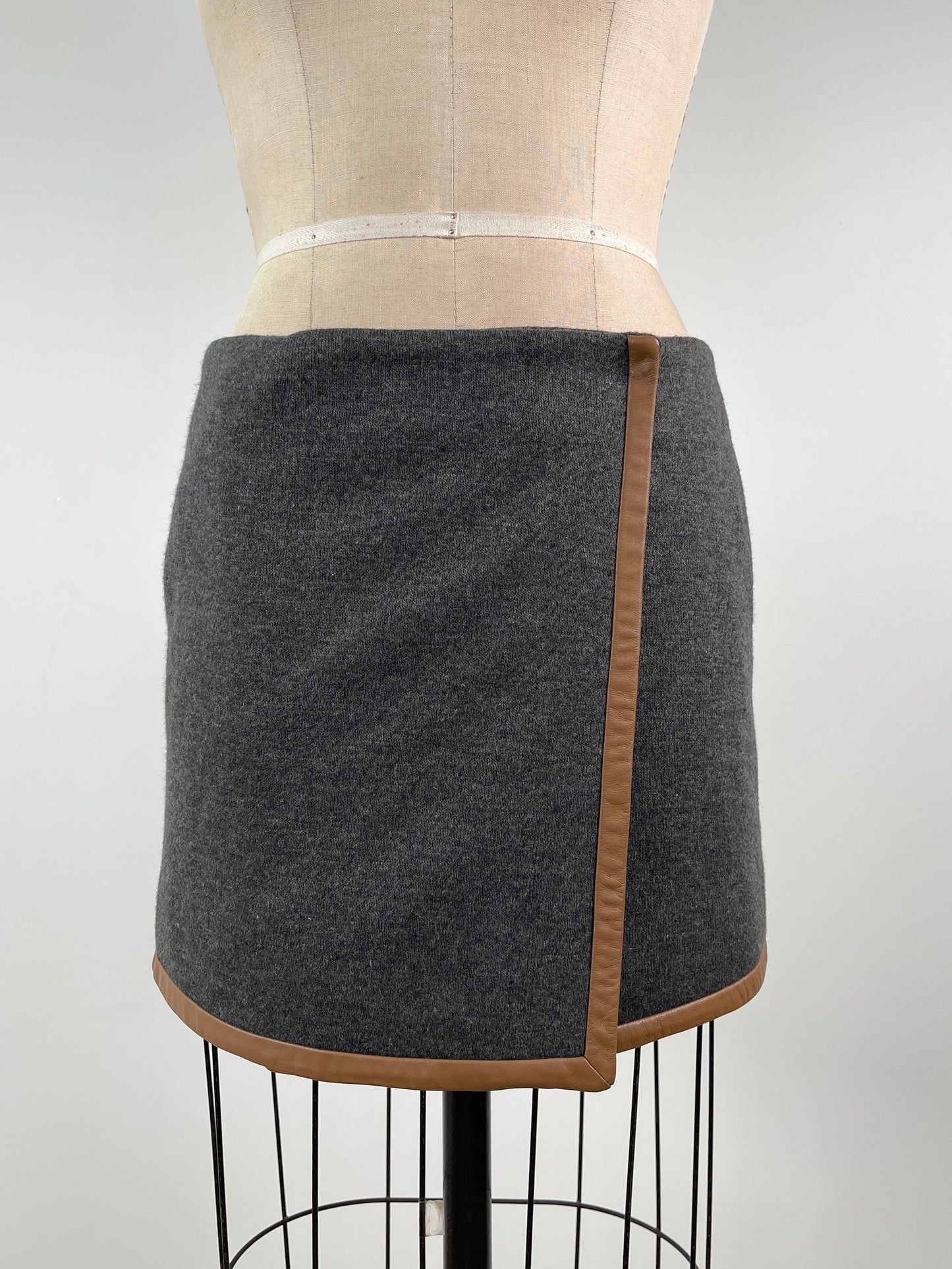 Mini jupe grise portefeuille en tricot à finition de cuir beige lavable (S)
