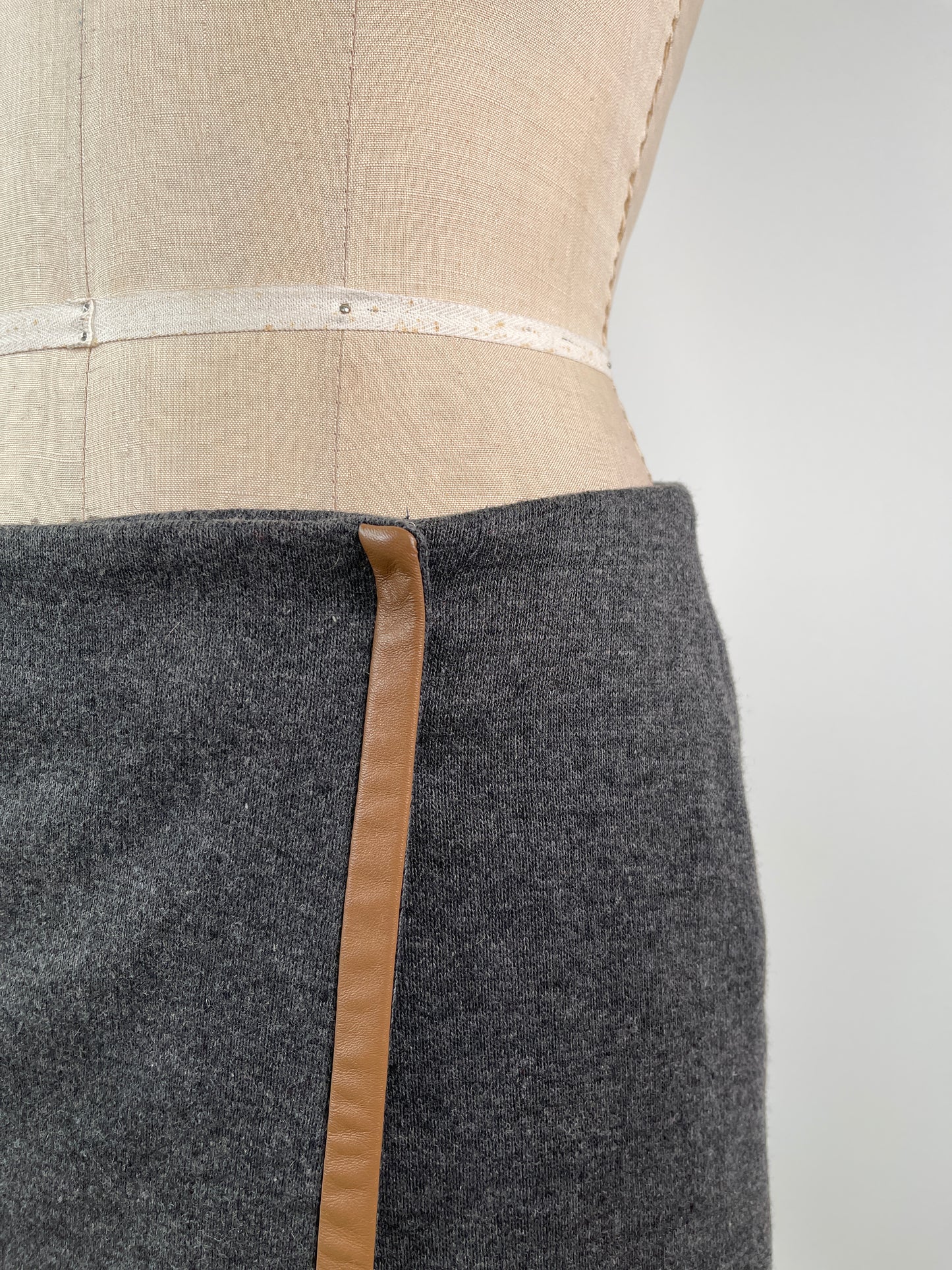 Mini jupe grise portefeuille en tricot à finition de cuir beige lavable (S)