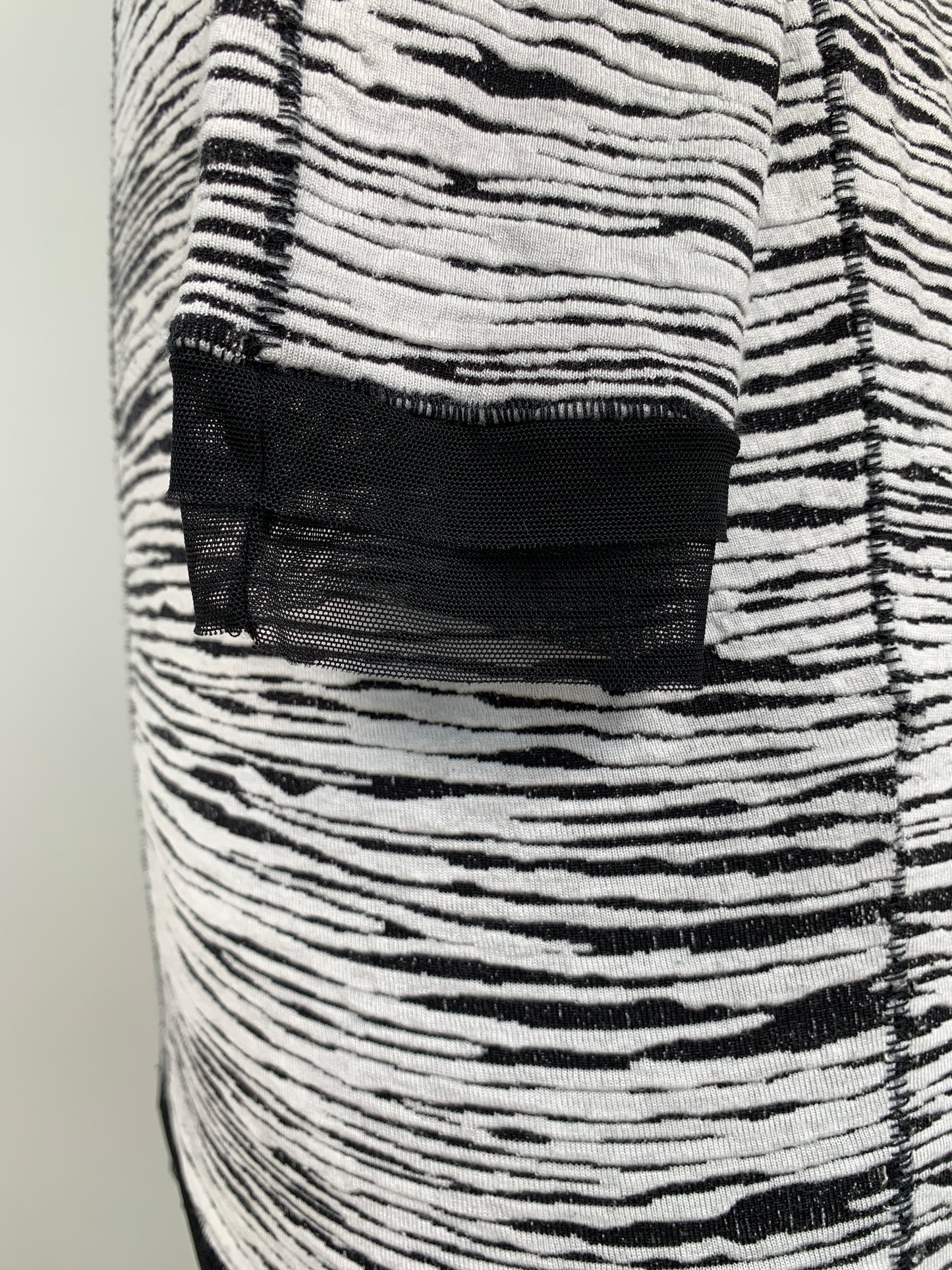 Tunique zébrée noir et blanc à finition de tulle (XS/S)