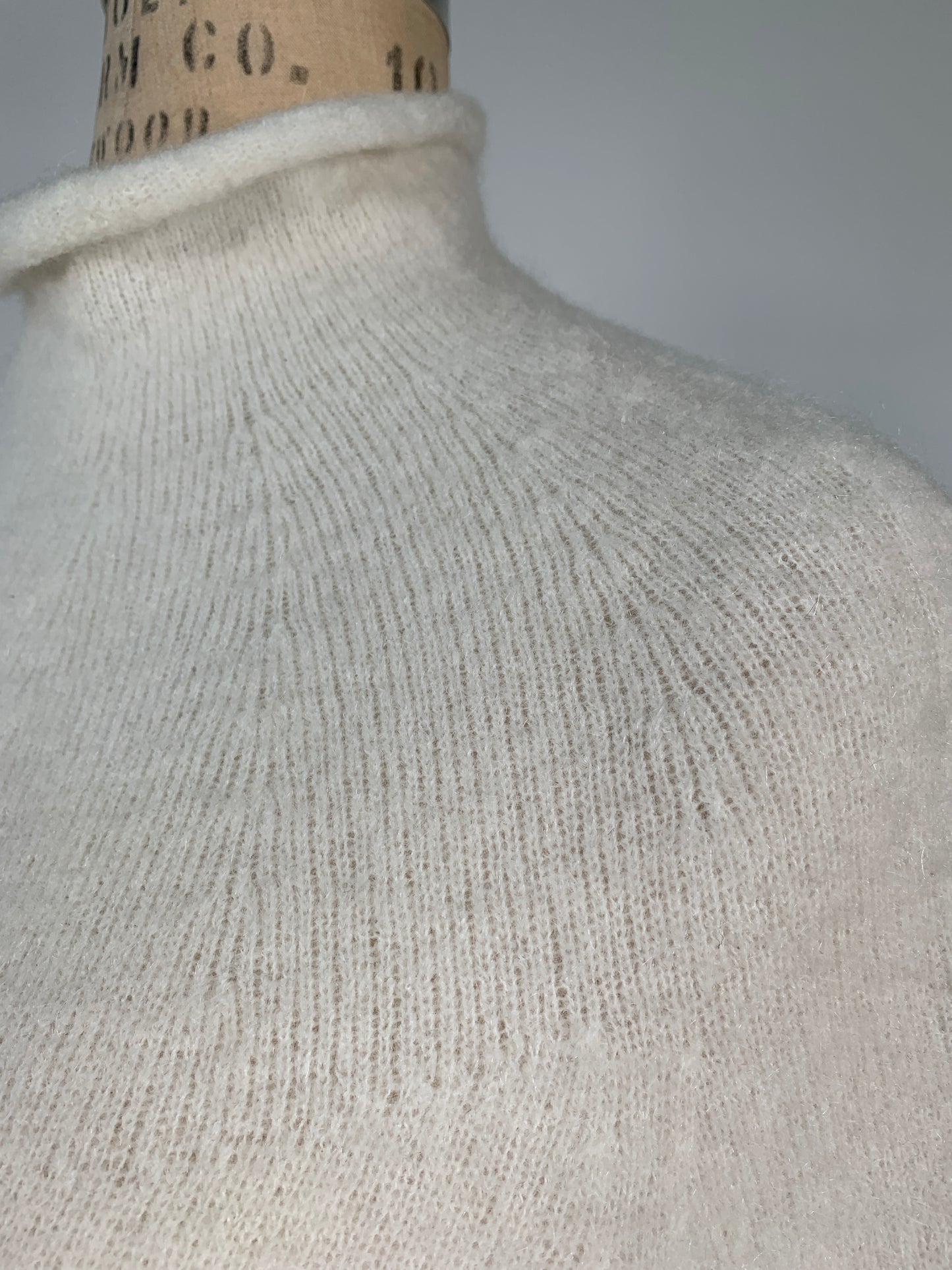 Chandail tunique à large fente en tricot crème luxueux (XS-S/M)