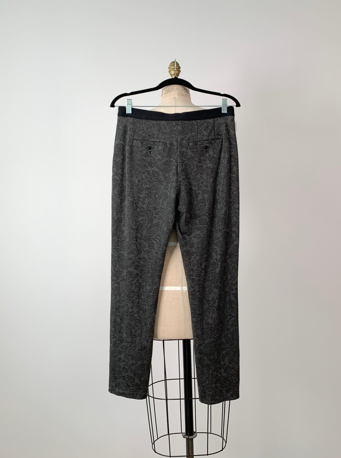 Pantalon legging gris à imprimé floral (M)