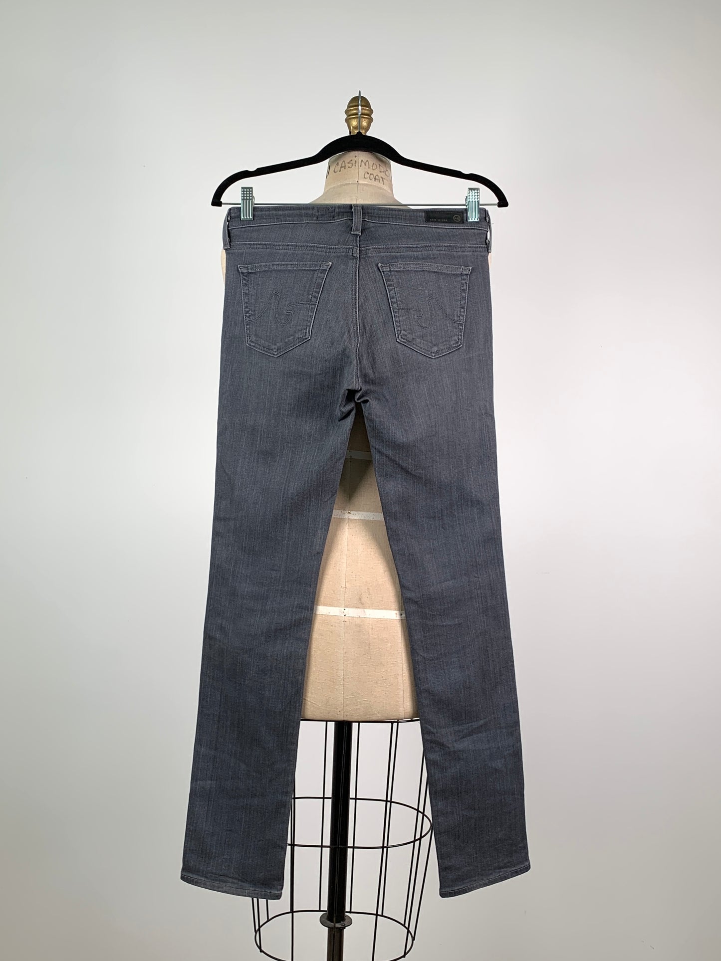 Pantalon ajusté en denim gris usé (XS)