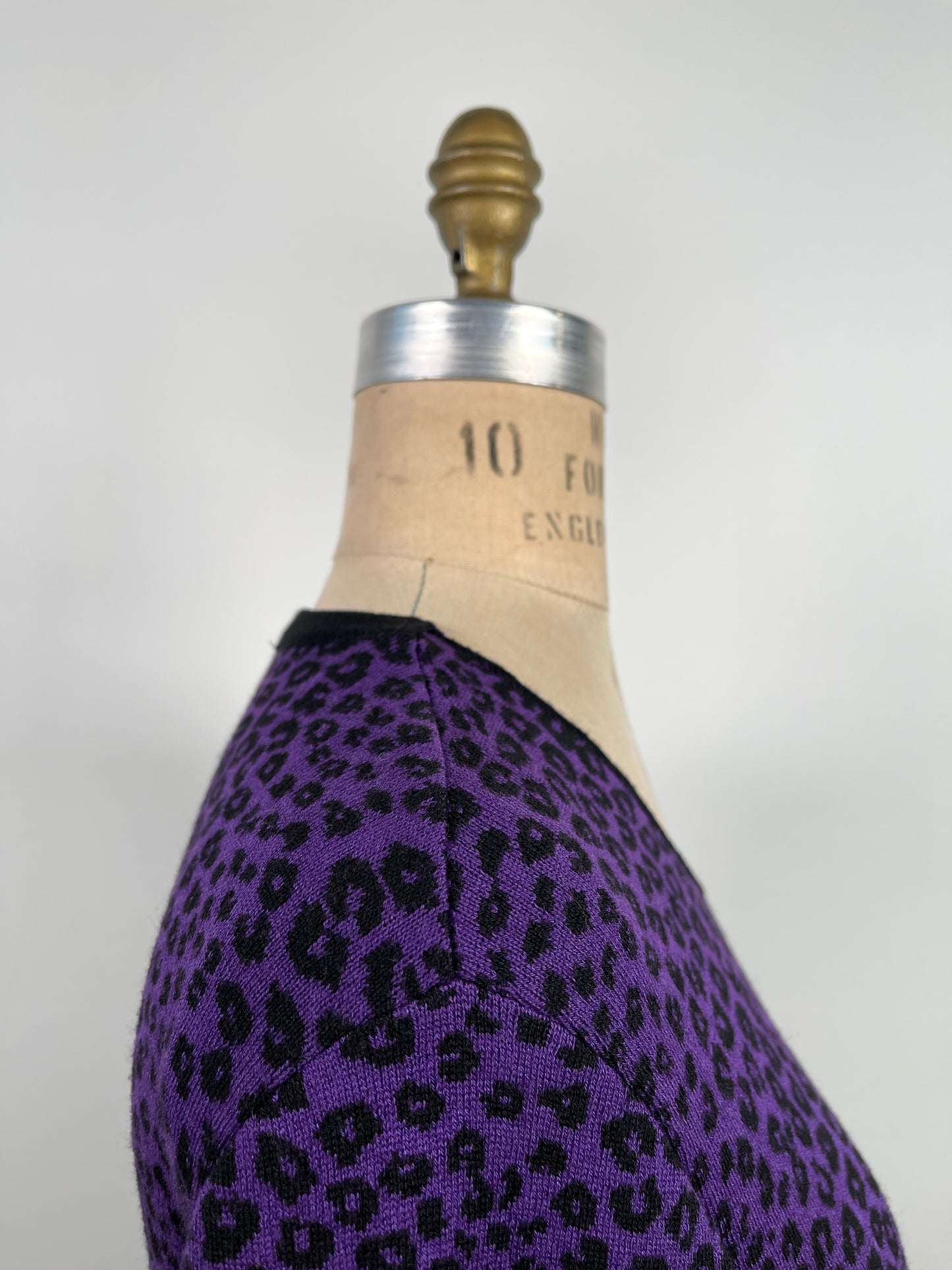 Chandail en tricot à imprimé léopard violet et noir (S)