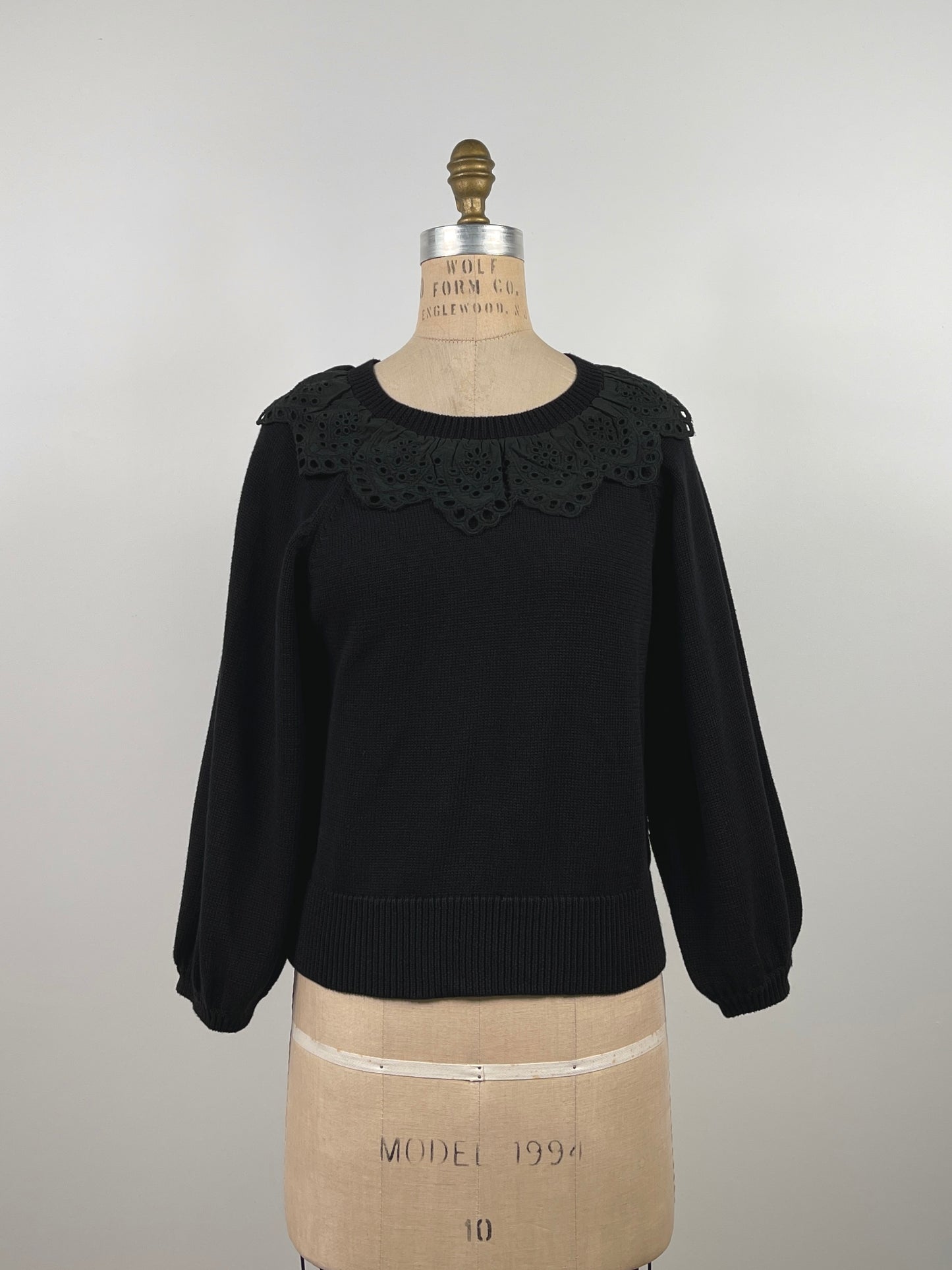 Chandail noir en tricot à col en broderie anglaise (S)