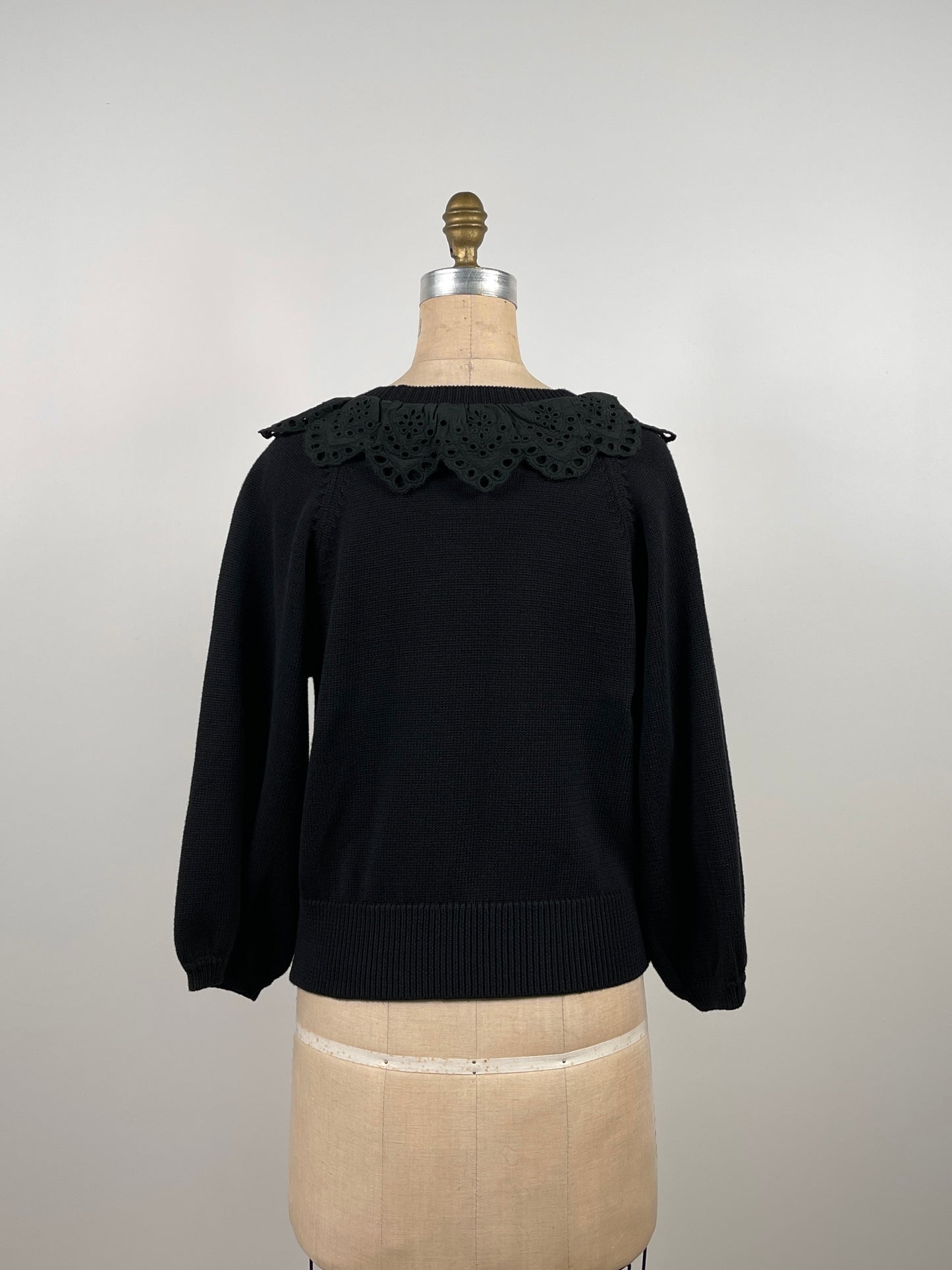 Chandail noir en tricot à col en broderie anglaise (S)