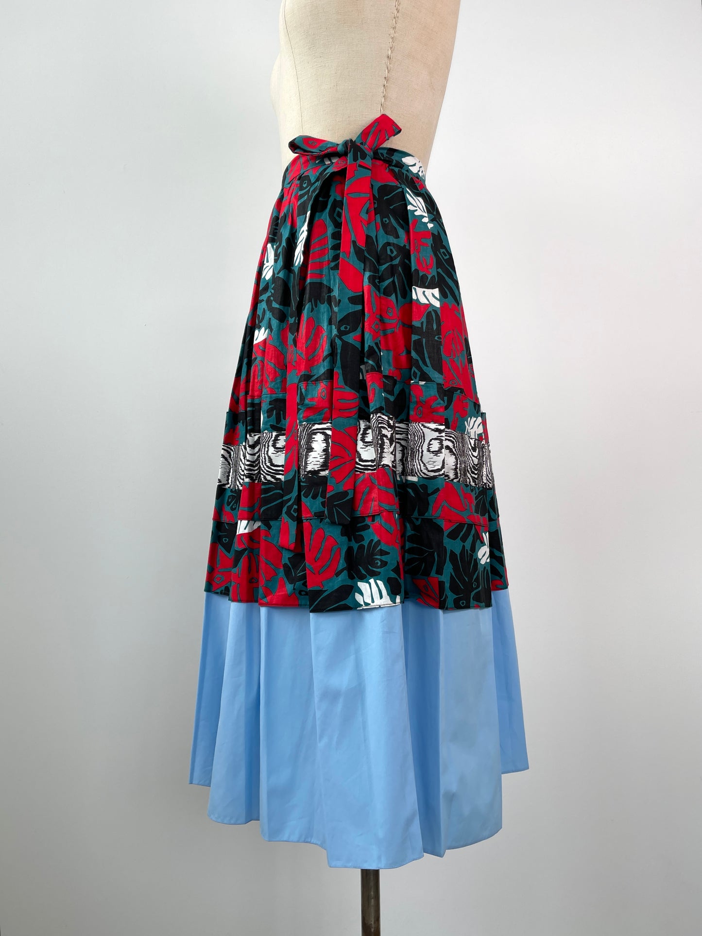 Jupe plissée à imprimé floral et ourlet bleu (XS/S)