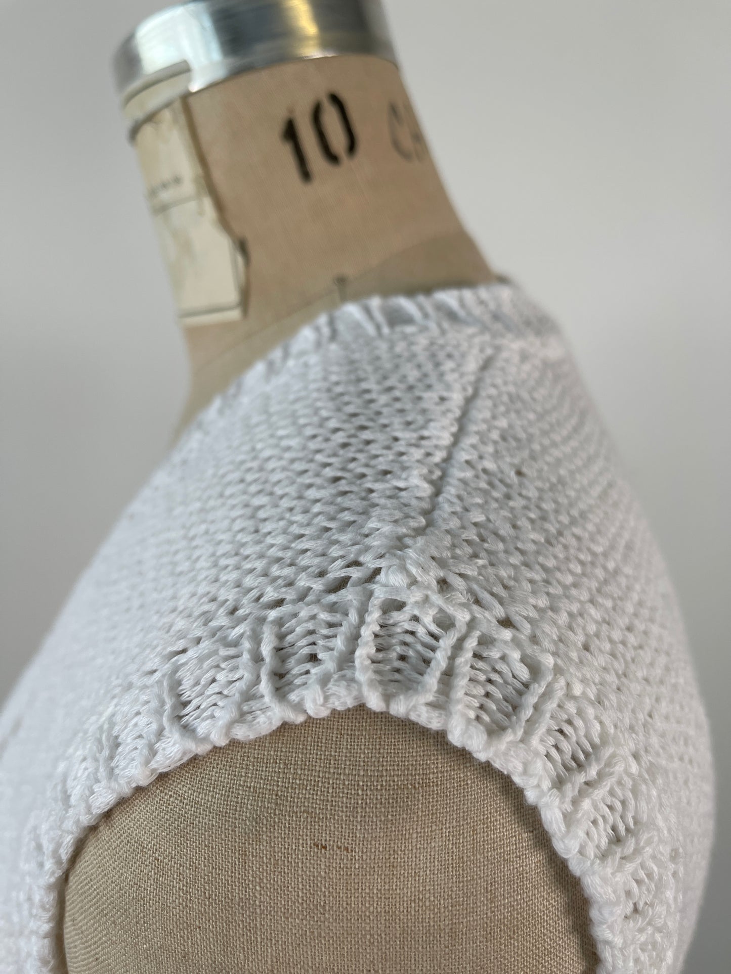 Débardeur blanc en tricot ajouré effet déconstruit (S)