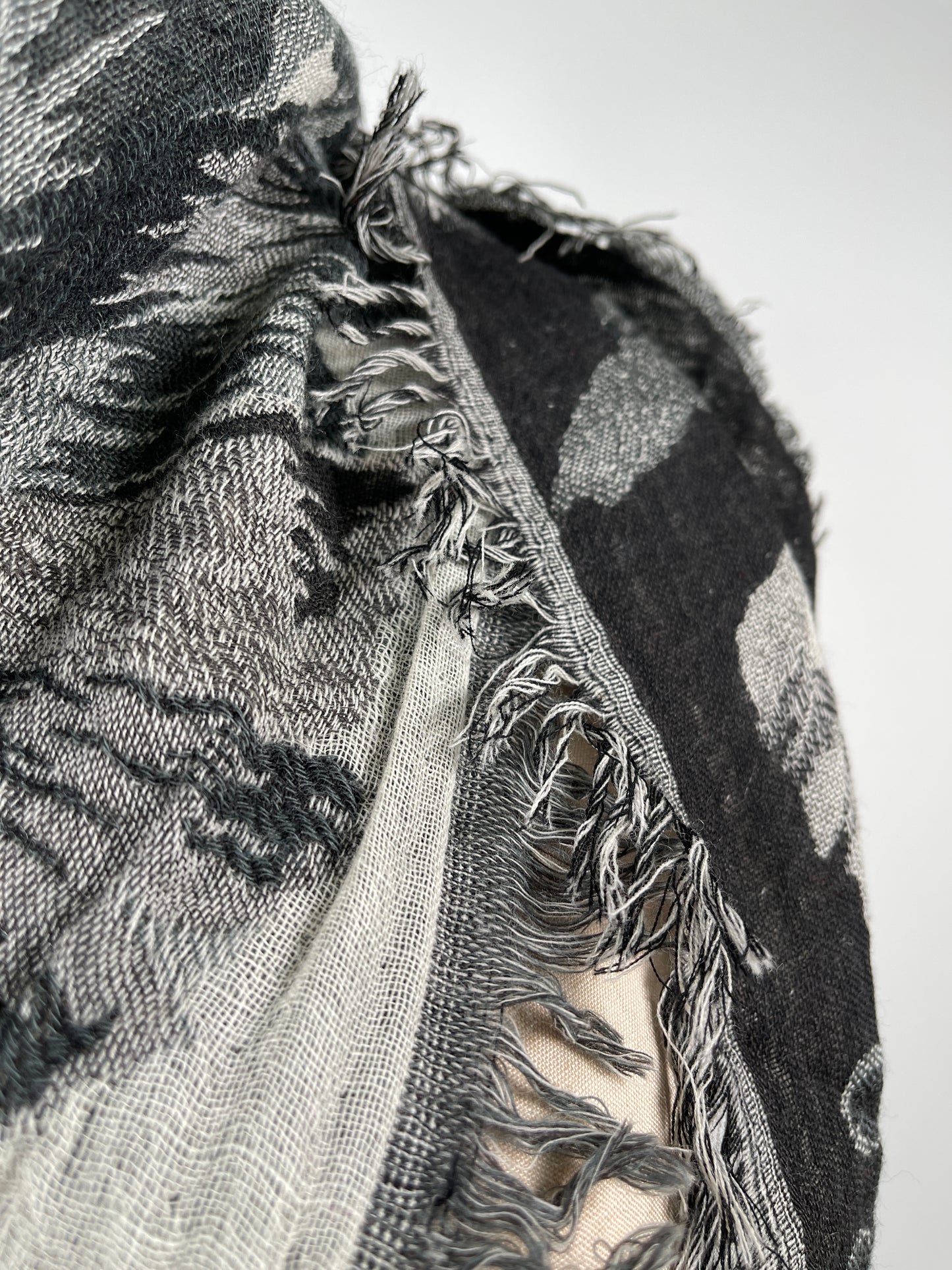 Châle triangle frangé en pure laine florals gris et noir