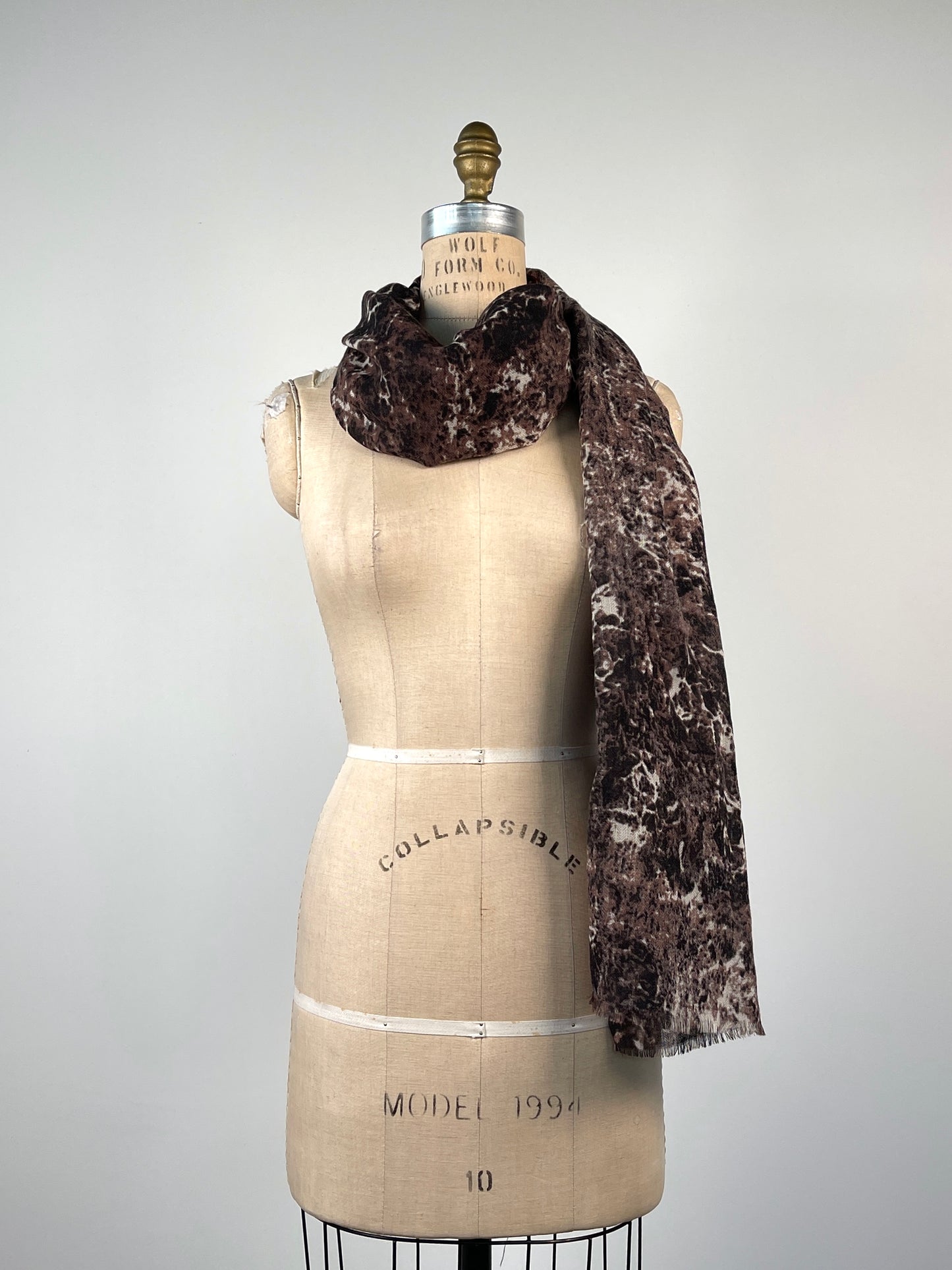 Foulard pure laine à imprimé abstrait noir brun et crème