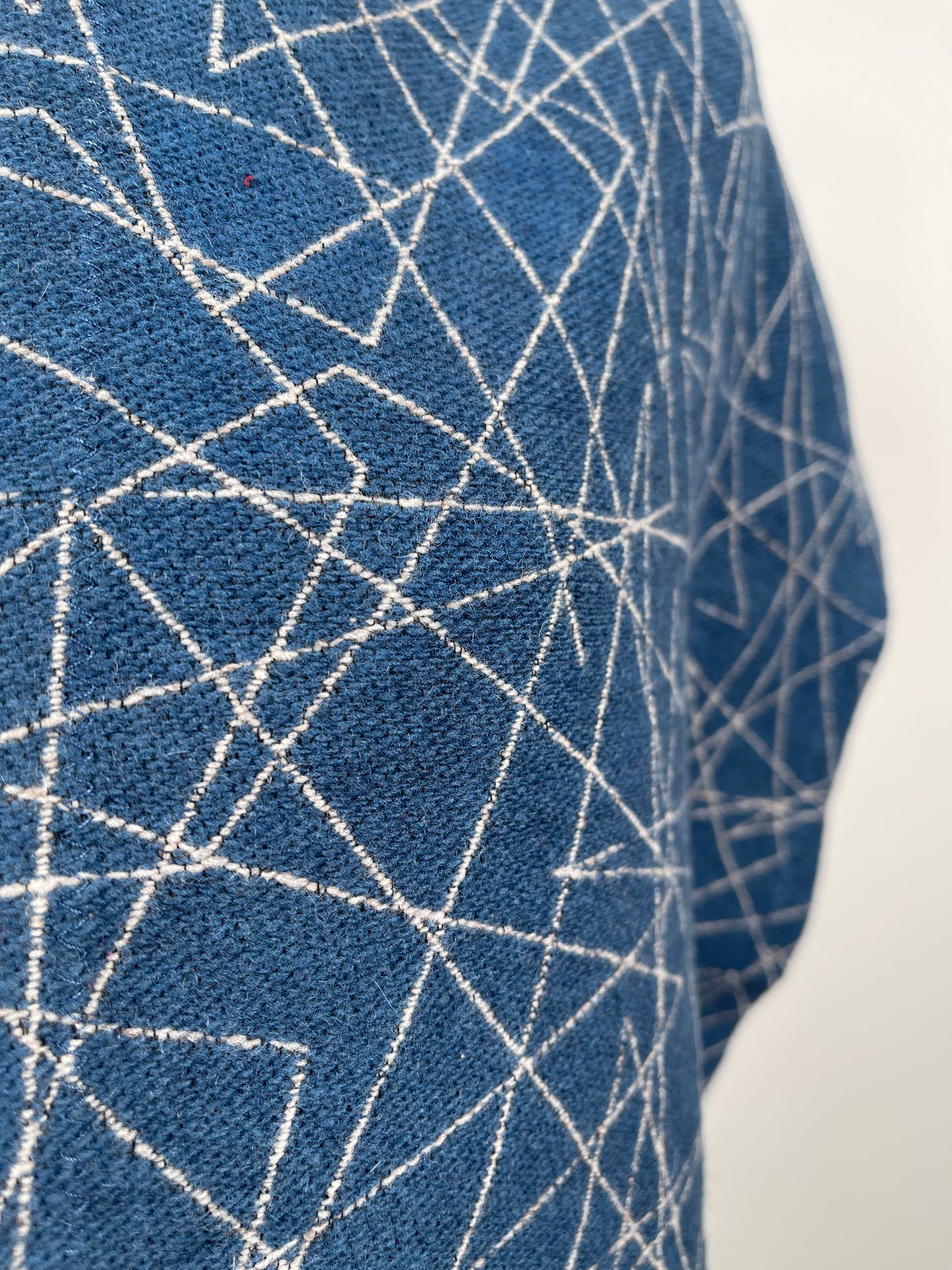 Foulard bleu à lignes abstraites crème