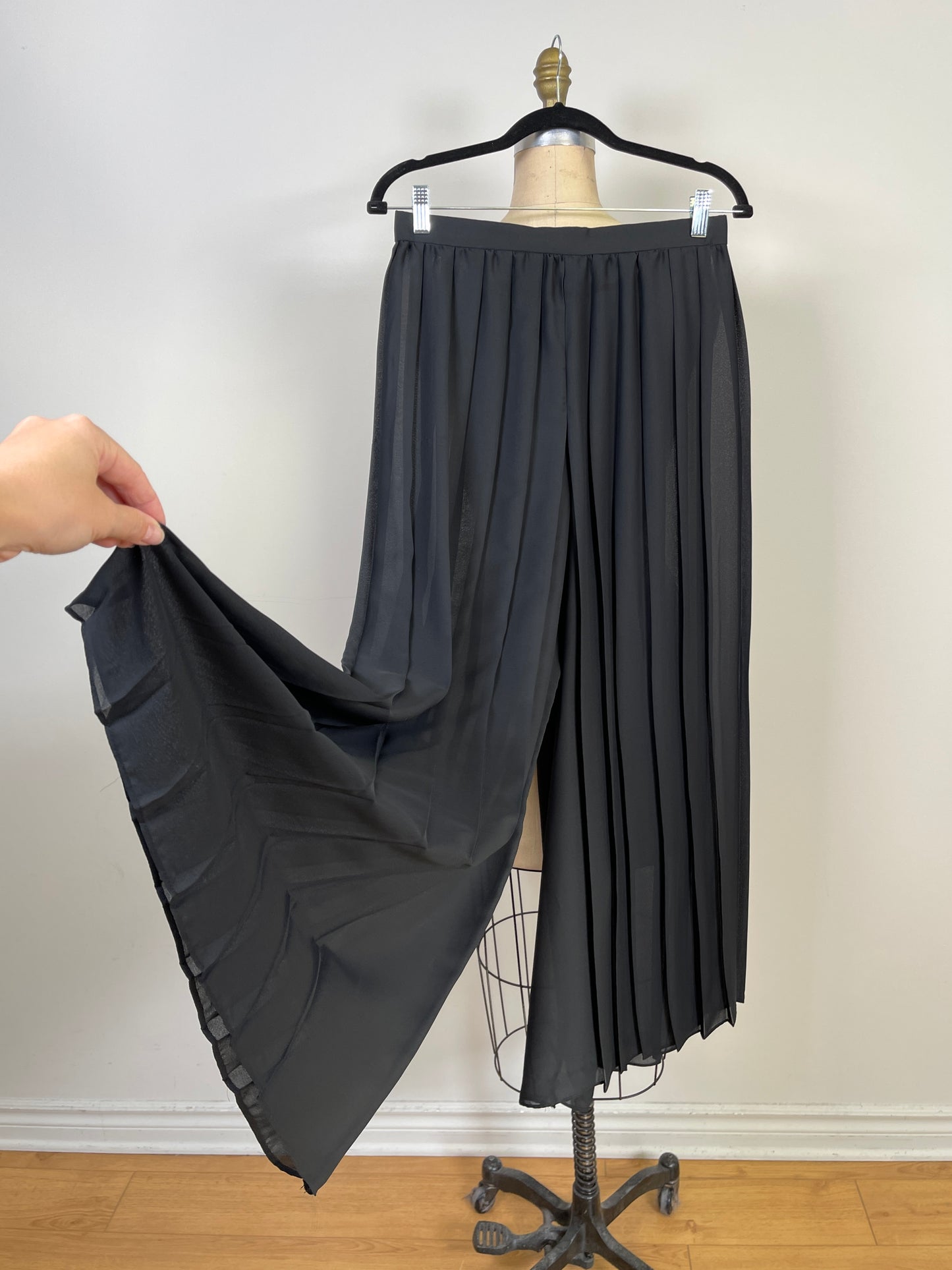 Pantalon vintage plissé noir diaphane