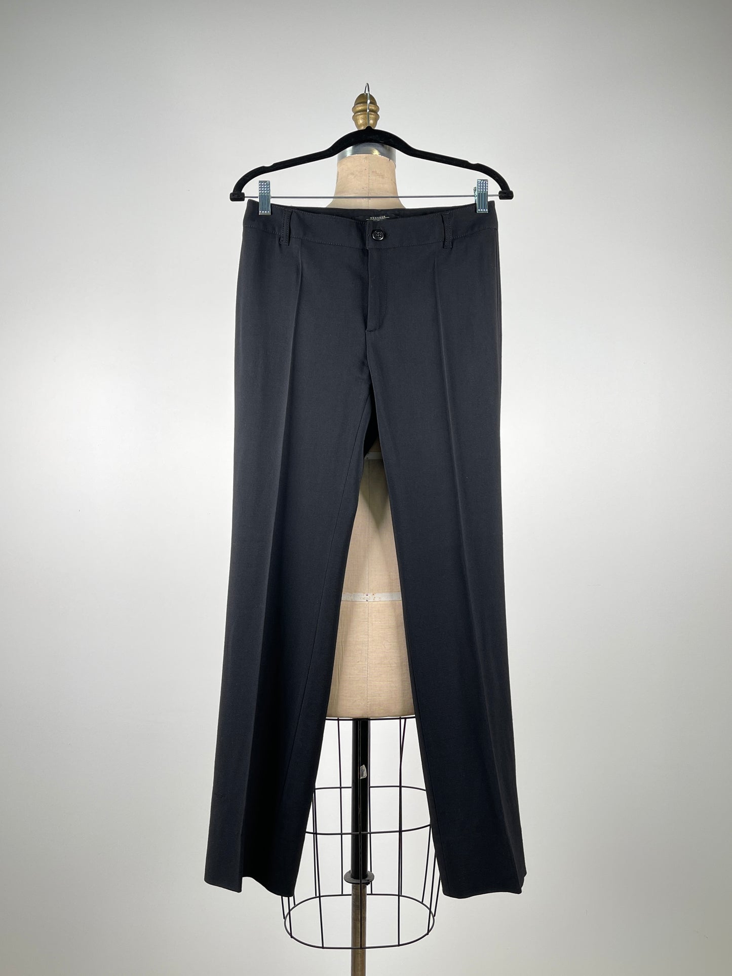 Pantalon noir droit à plis en laine vierge extensible (4)