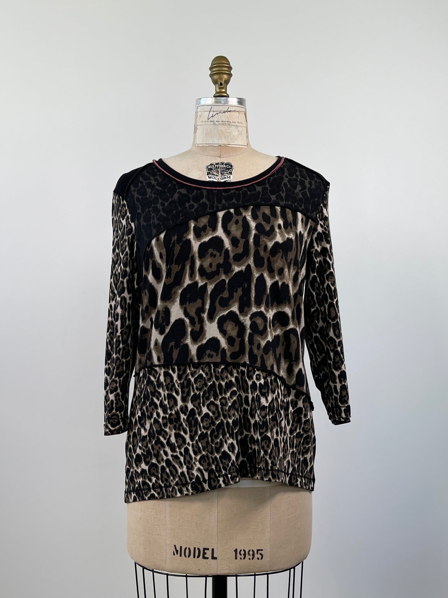 Chandail noir à empiècements contrastants d'imprimés léopard (L)