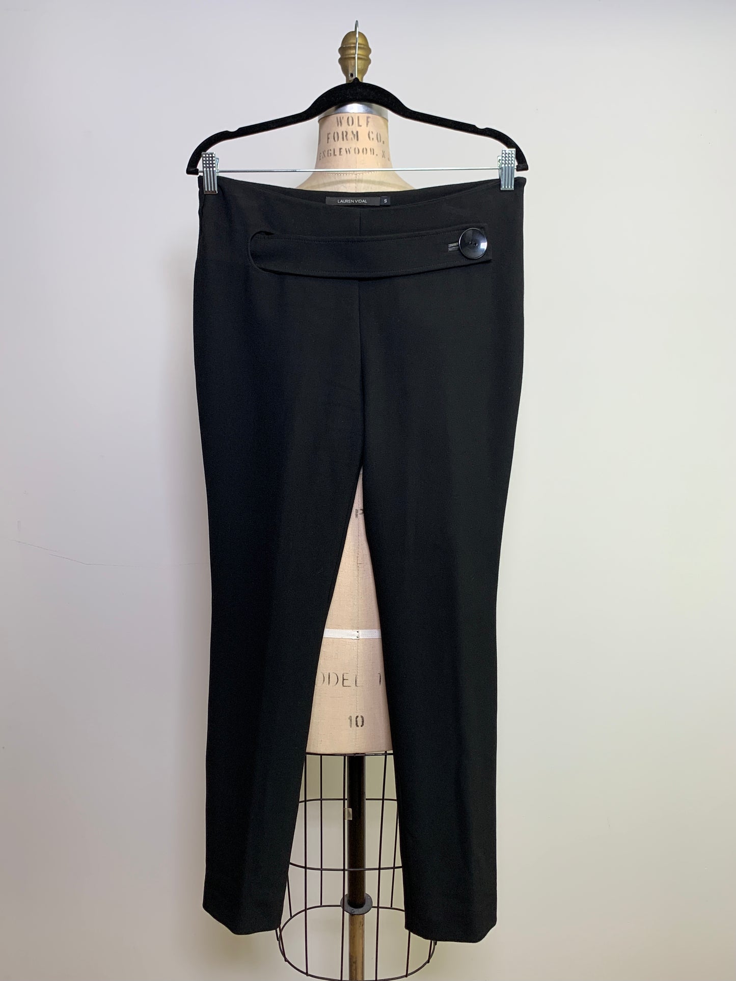 Pantalon noir à ceinture décorative